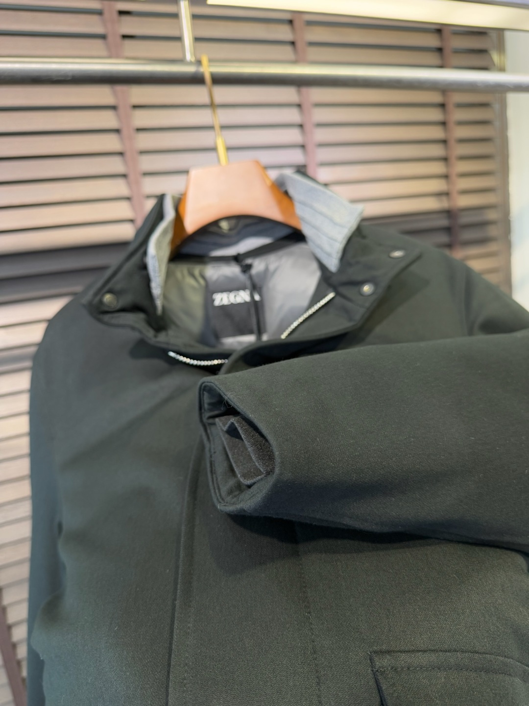 Zegn&杰尼🦷FW2025新款夹克风衣羽绒服。柜子在售款。采用定制高支数羊毛羊绒面料，抗皱立挺有型，软