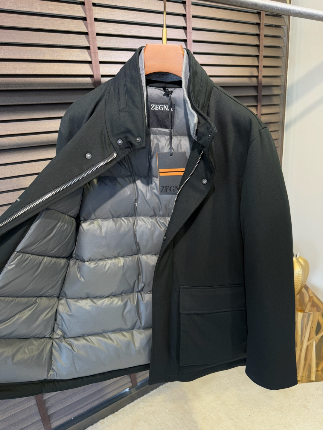 Zegn&杰尼🦷FW2025新款夹克风衣羽绒服。柜子在售款。采用定制高支数羊毛羊绒面料，抗皱立挺有型，软