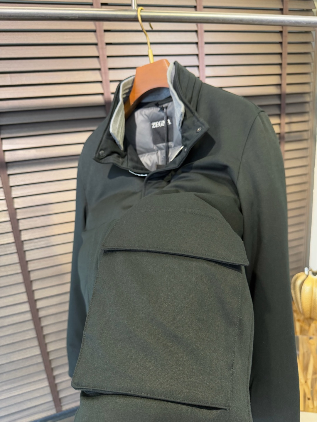 Zegn&杰尼🦷FW2025新款夹克风衣羽绒服。柜子在售款。采用定制高支数羊毛羊绒面料，抗皱立挺有型，软