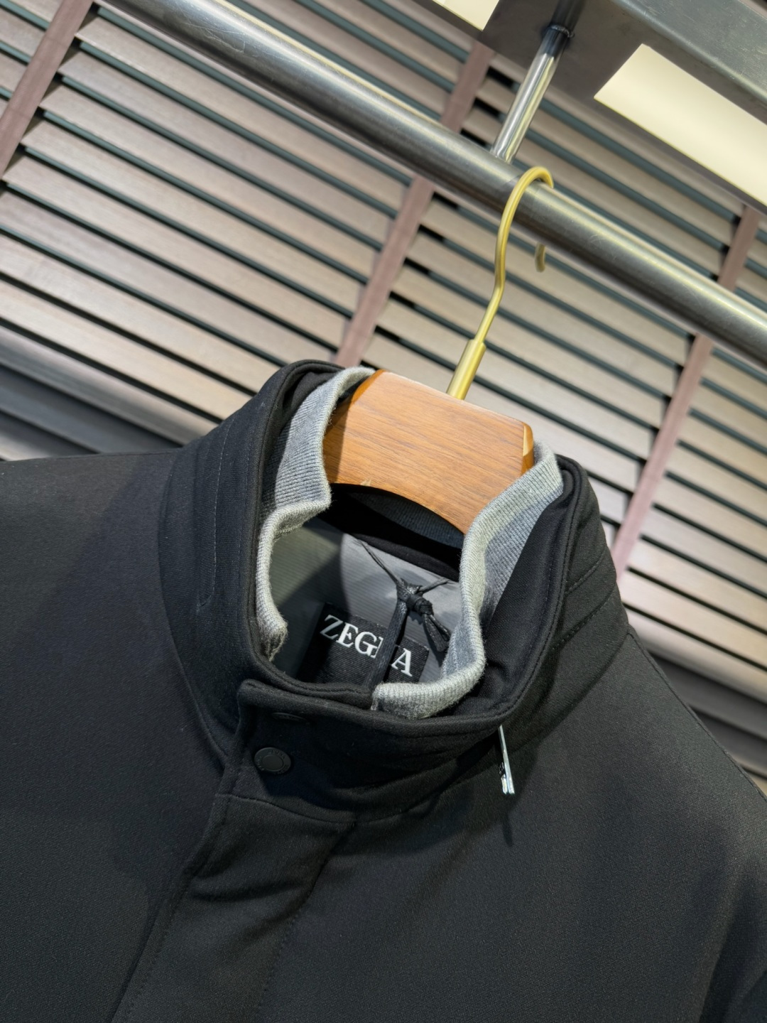 Zegn&杰尼🦷FW2025新款夹克风衣羽绒服。柜子在售款。采用定制高支数羊毛羊绒面料，抗皱立挺有型，软