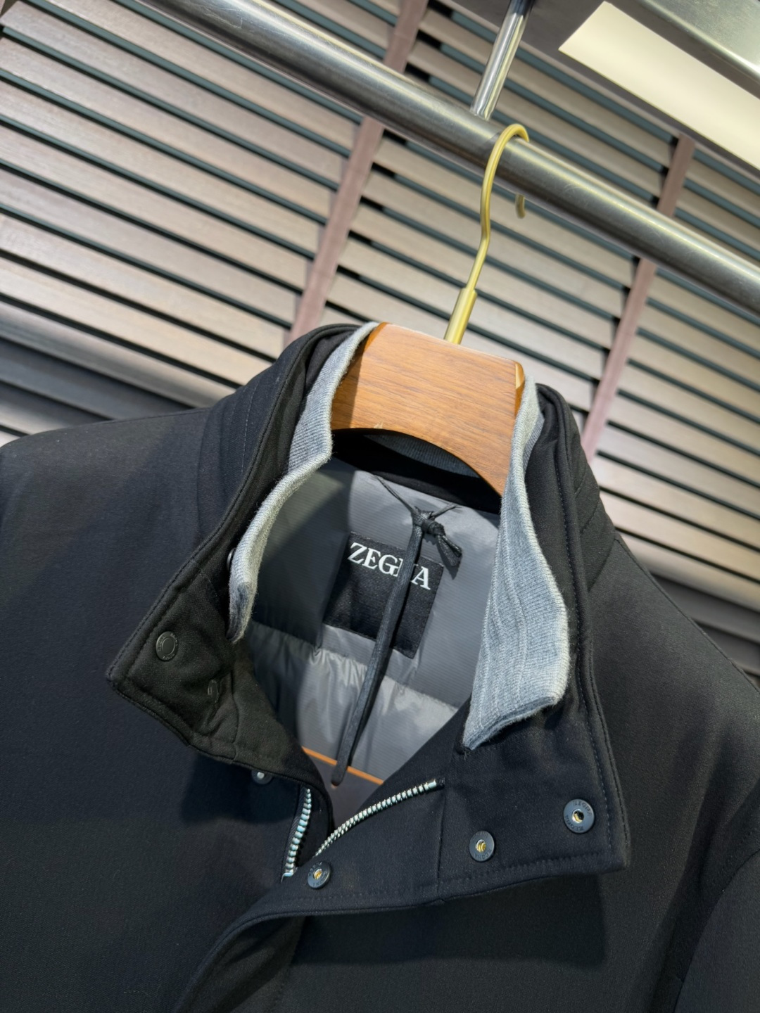 Zegn&杰尼🦷FW2025新款夹克风衣羽绒服。柜子在售款。采用定制高支数羊毛羊绒面料，抗皱立挺有型，软