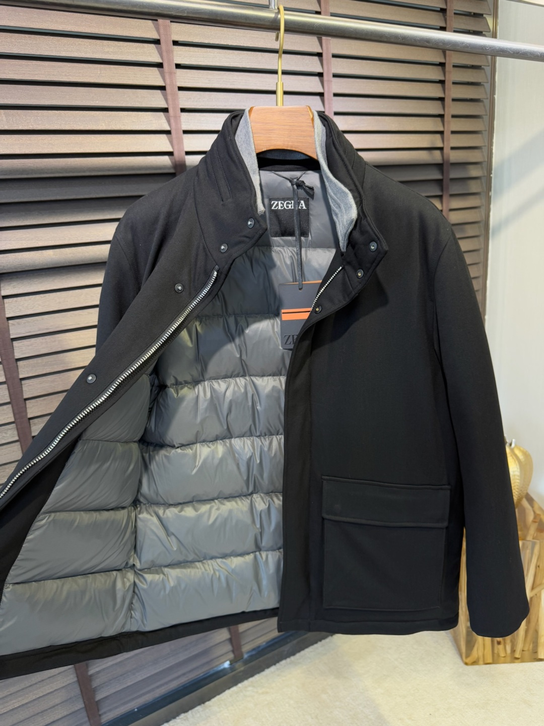 Zegn&杰尼🦷FW2025新款夹克风衣羽绒服。柜子在售款。采用定制高支数羊毛羊绒面料，抗皱立挺有型，软