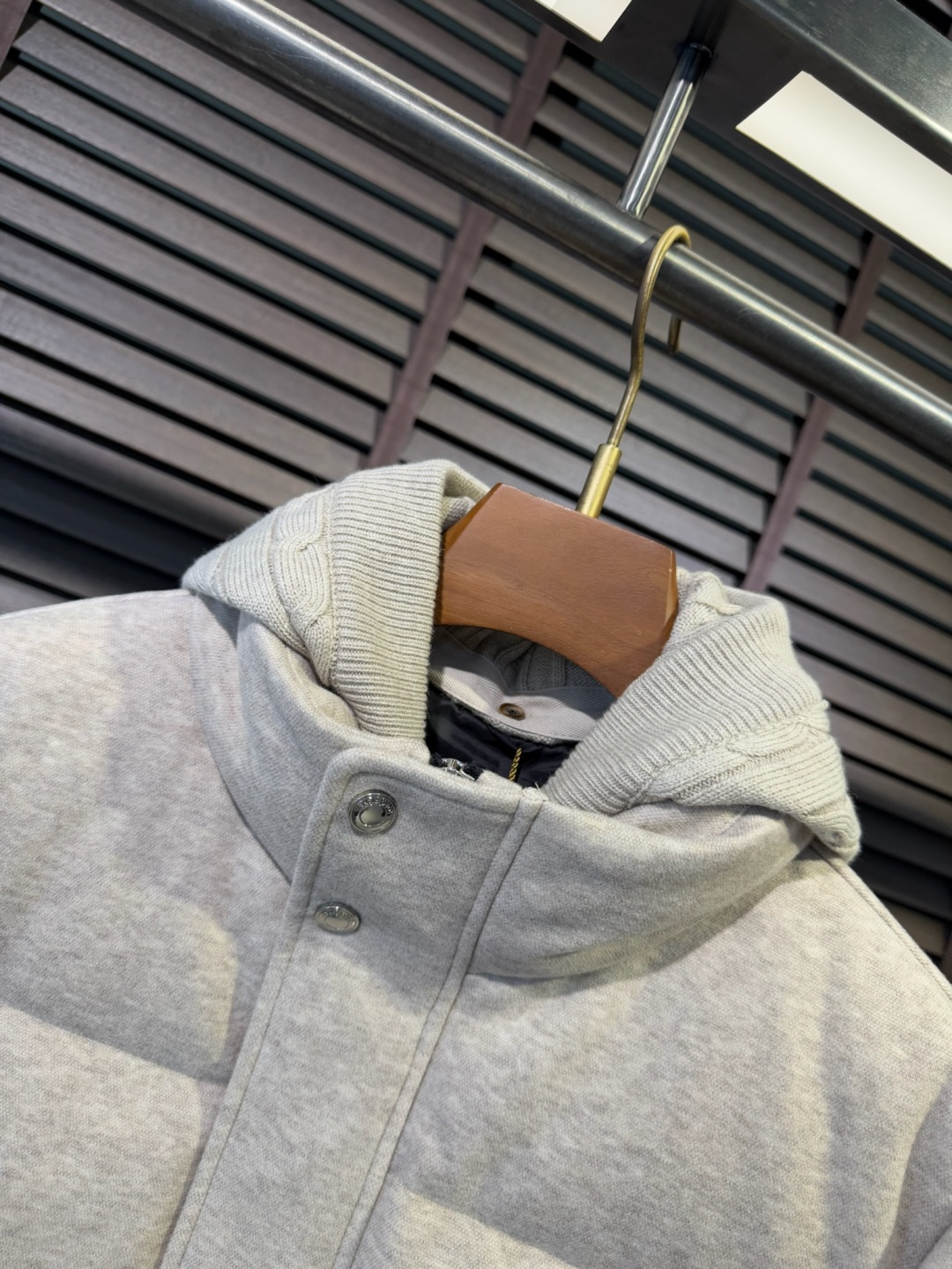 Loro Pian@lP🆕诺悠翩雅FW2025新款羽绒服。柜子在售款。采用定制高支数羊毛羊绒面料，抗皱立