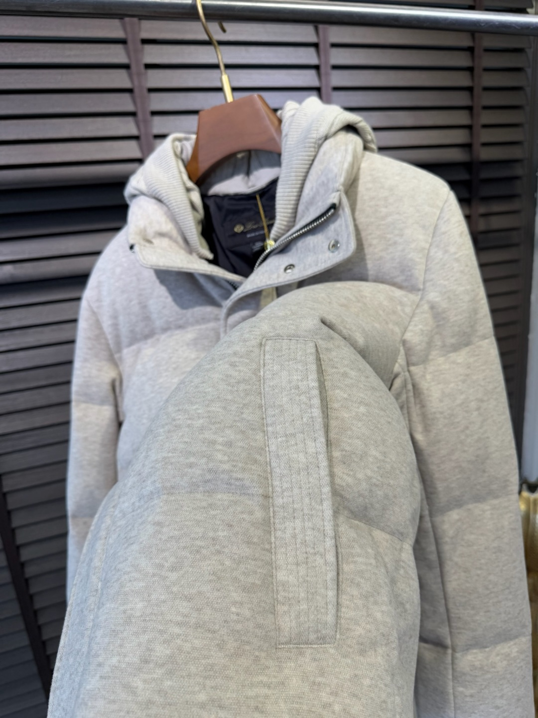 Loro Pian@lP🆕诺悠翩雅FW2025新款羽绒服。柜子在售款。采用定制高支数羊毛羊绒面料，抗皱立