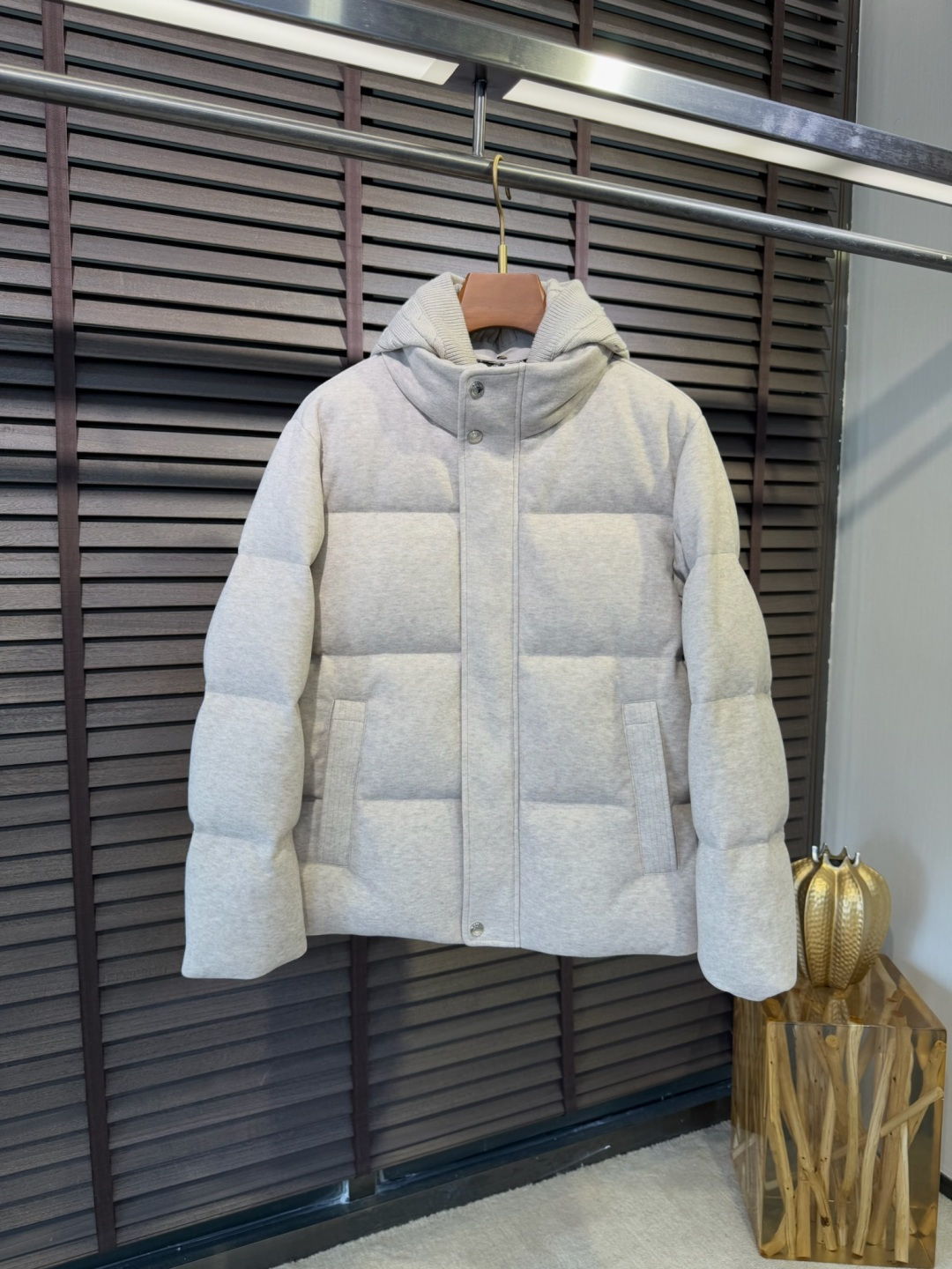 Loro Pian@lP🆕诺悠翩雅FW2025新款羽绒服。柜子在售款。采用定制高支数羊毛羊绒面料，抗皱立