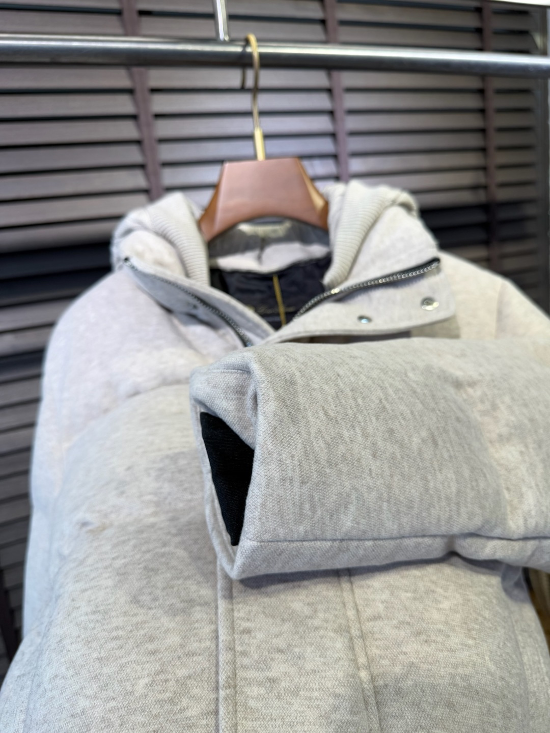 Loro Pian@lP🆕诺悠翩雅FW2025新款羽绒服。柜子在售款。采用定制高支数羊毛羊绒面料，抗皱立