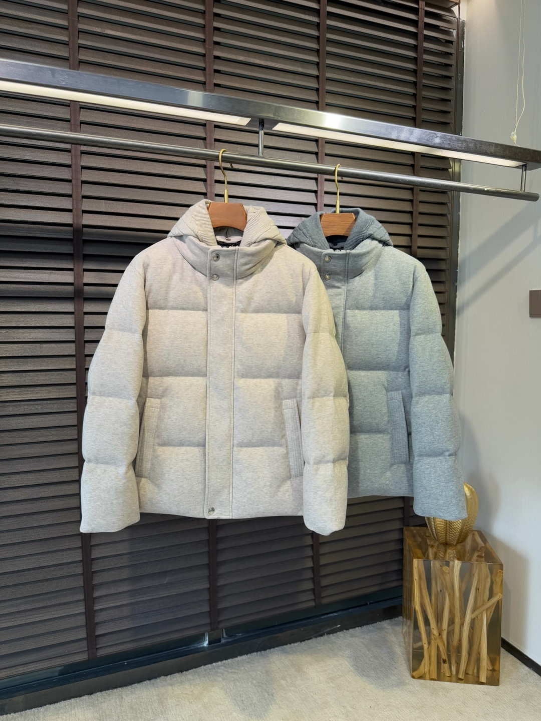 Loro Pian@lP🆕诺悠翩雅FW2025新款羽绒服。柜子在售款。采用定制高支数羊毛羊绒面料，抗皱立