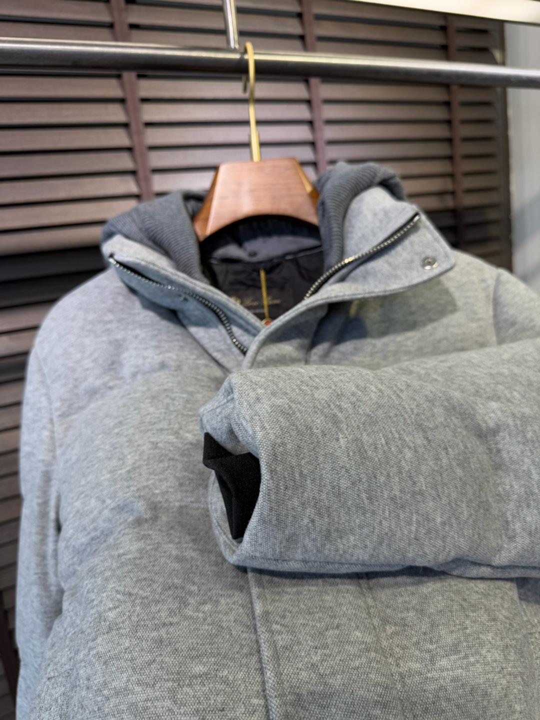 Loro Pian@lP🆕诺悠翩雅FW2025新款羽绒服。柜子在售款。采用定制高支数羊毛羊绒面料，抗皱立