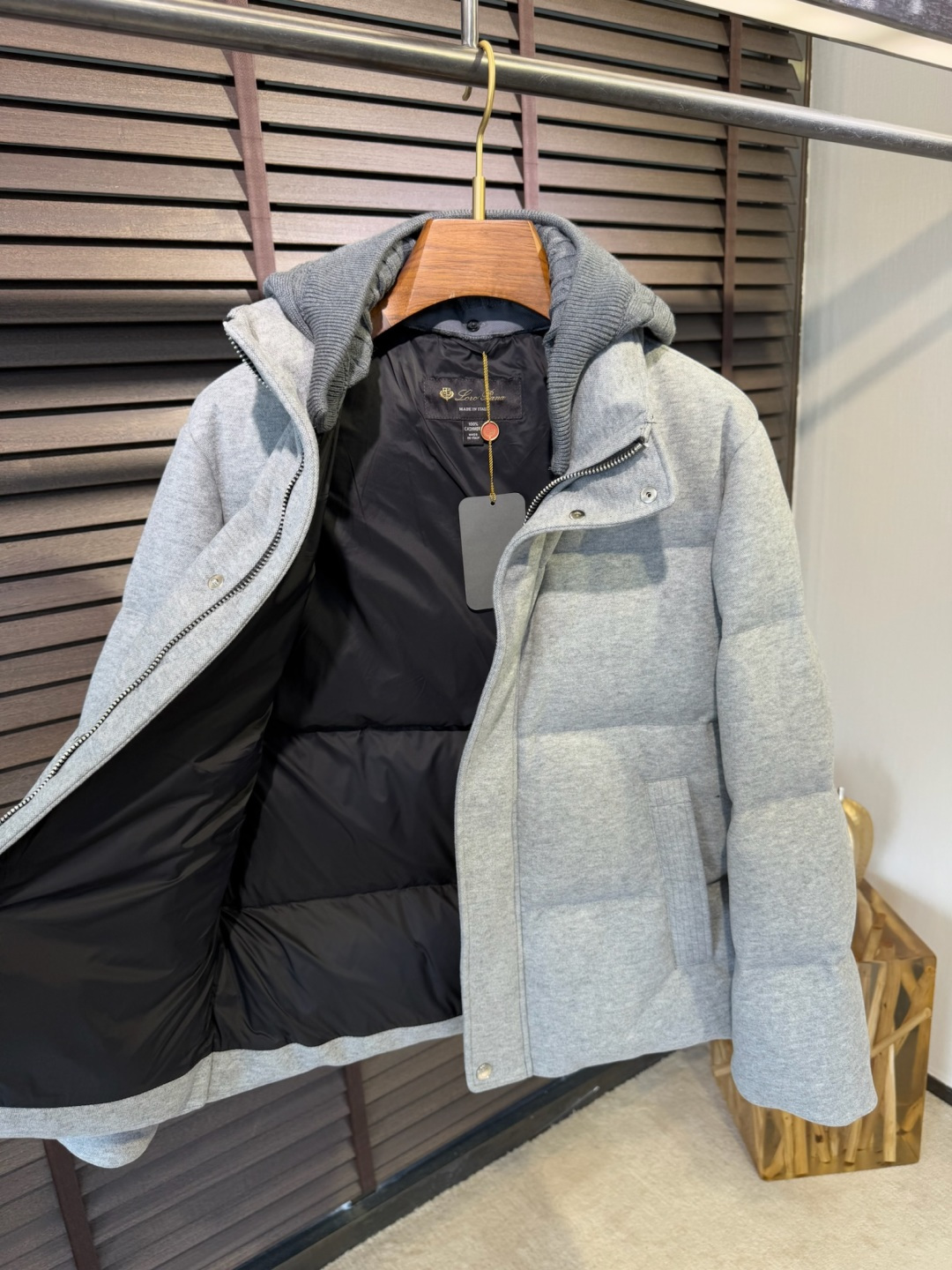 Loro Pian@lP🆕诺悠翩雅FW2025新款羽绒服。柜子在售款。采用定制高支数羊毛羊绒面料，抗皱立