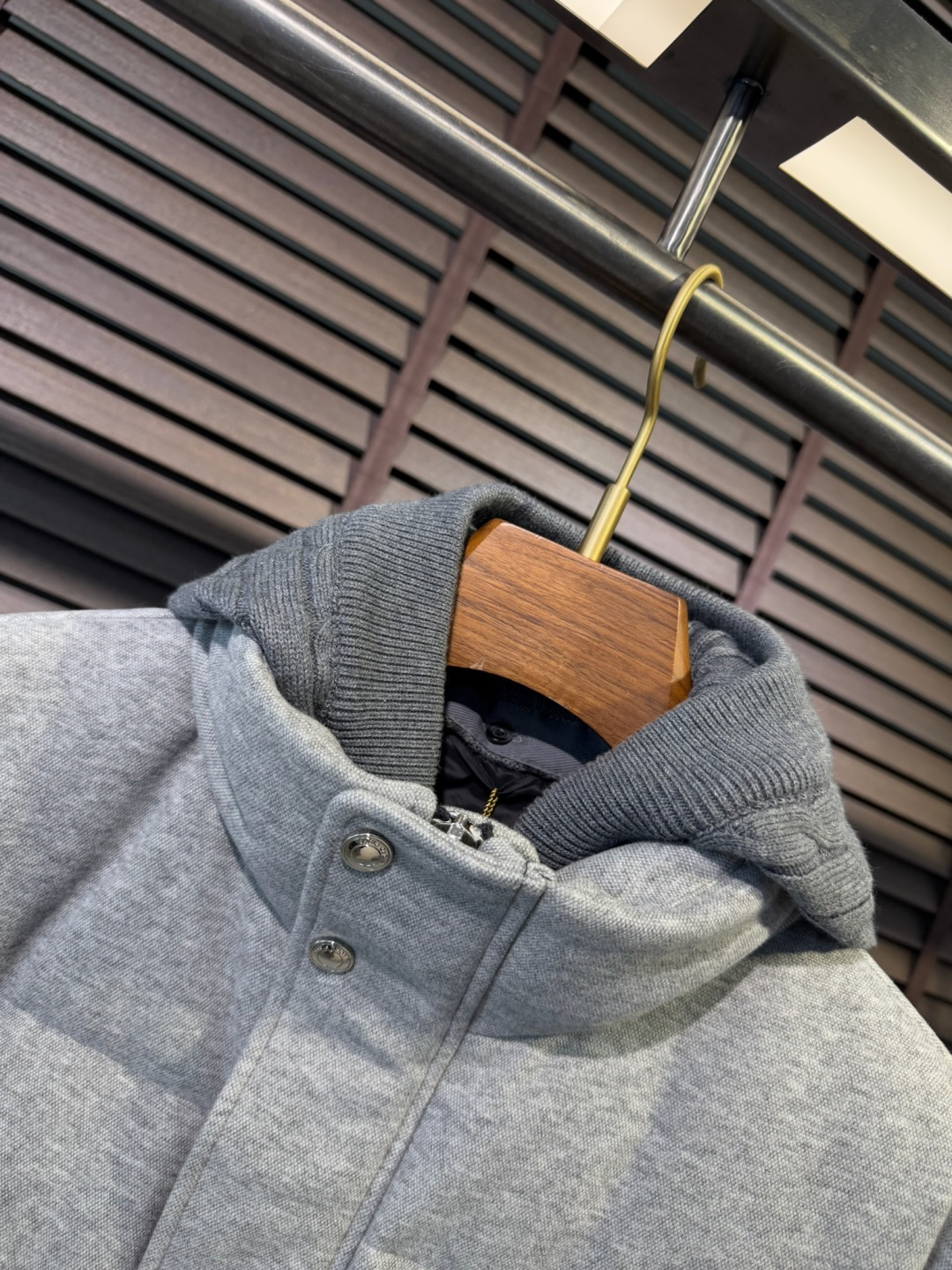 Loro Pian@lP🆕诺悠翩雅FW2025新款羽绒服。柜子在售款。采用定制高支数羊毛羊绒面料，抗皱立