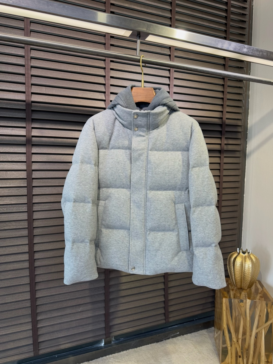 Loro Pian@lP🆕诺悠翩雅FW2025新款羽绒服。柜子在售款。采用定制高支数羊毛羊绒面料，抗皱立