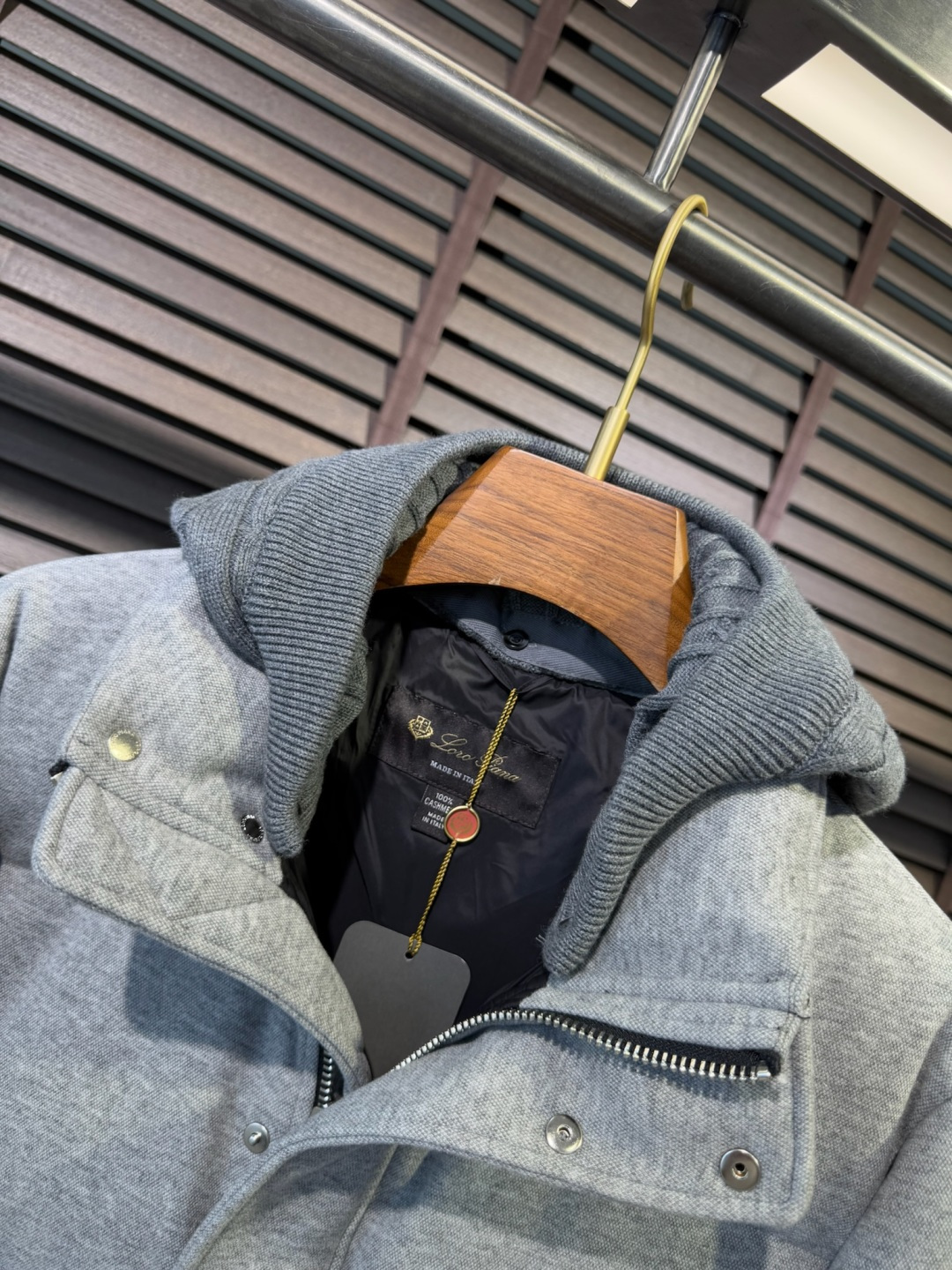 Loro Pian@lP🆕诺悠翩雅FW2025新款羽绒服。柜子在售款。采用定制高支数羊毛羊绒面料，抗皱立