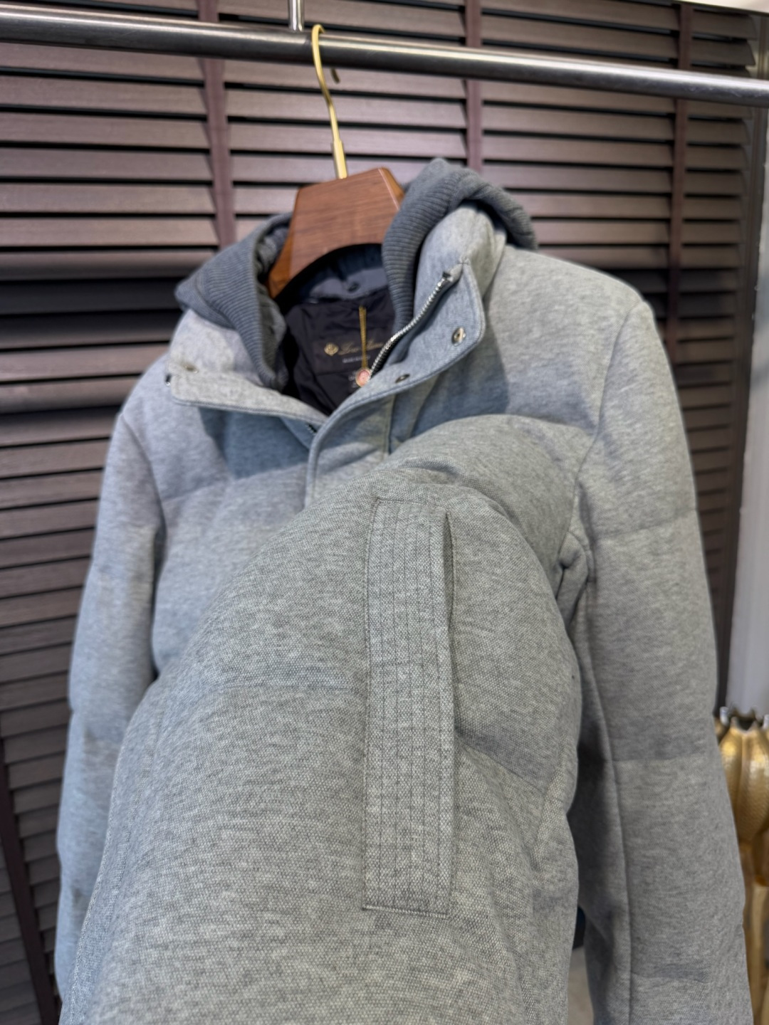 Loro Pian@lP🆕诺悠翩雅FW2025新款羽绒服。柜子在售款。采用定制高支数羊毛羊绒面料，抗皱立