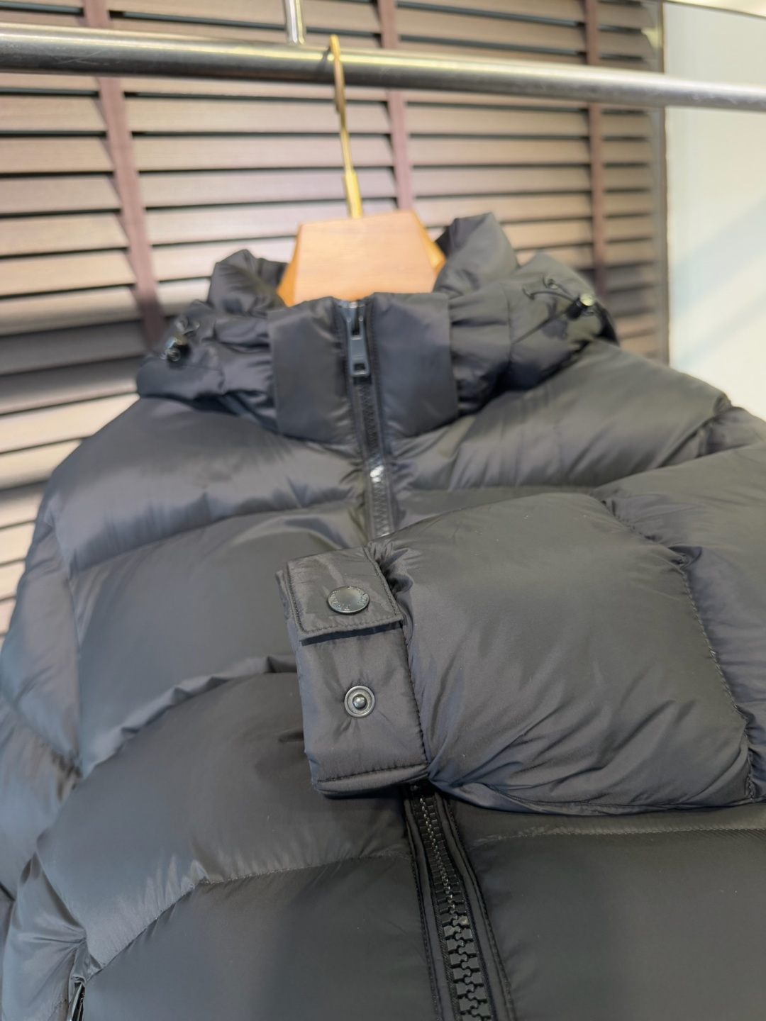 Pra&普拉哒FW2025秋冬新款立领连帽羽绒服。柜子在售款，一件难求。采用定制防风防雨面料，抗皱立挺有