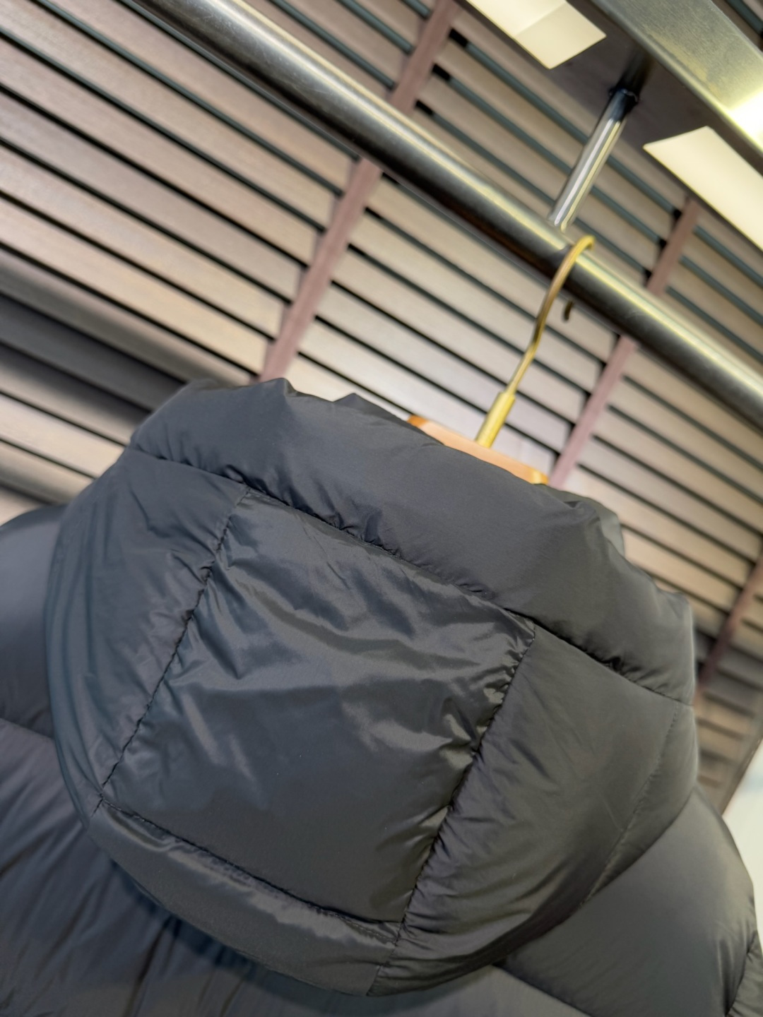 Pra&普拉哒FW2025秋冬新款立领连帽羽绒服。柜子在售款，一件难求。采用定制防风防雨面料，抗皱立挺有