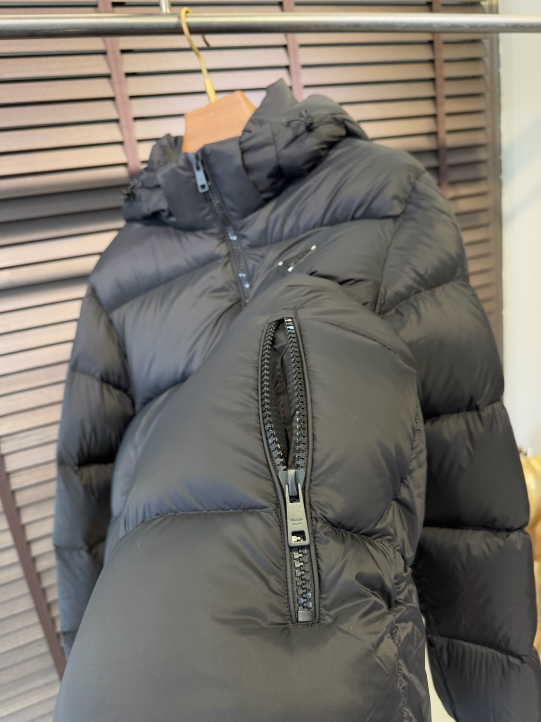 Pra&普拉哒FW2025秋冬新款立领连帽羽绒服。柜子在售款，一件难求。采用定制防风防雨面料，抗皱立挺有