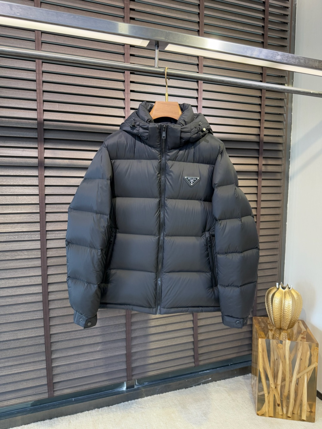 Pra&普拉哒FW2025秋冬新款立领连帽羽绒服。柜子在售款，一件难求。采用定制防风防雨面料，抗皱立挺有