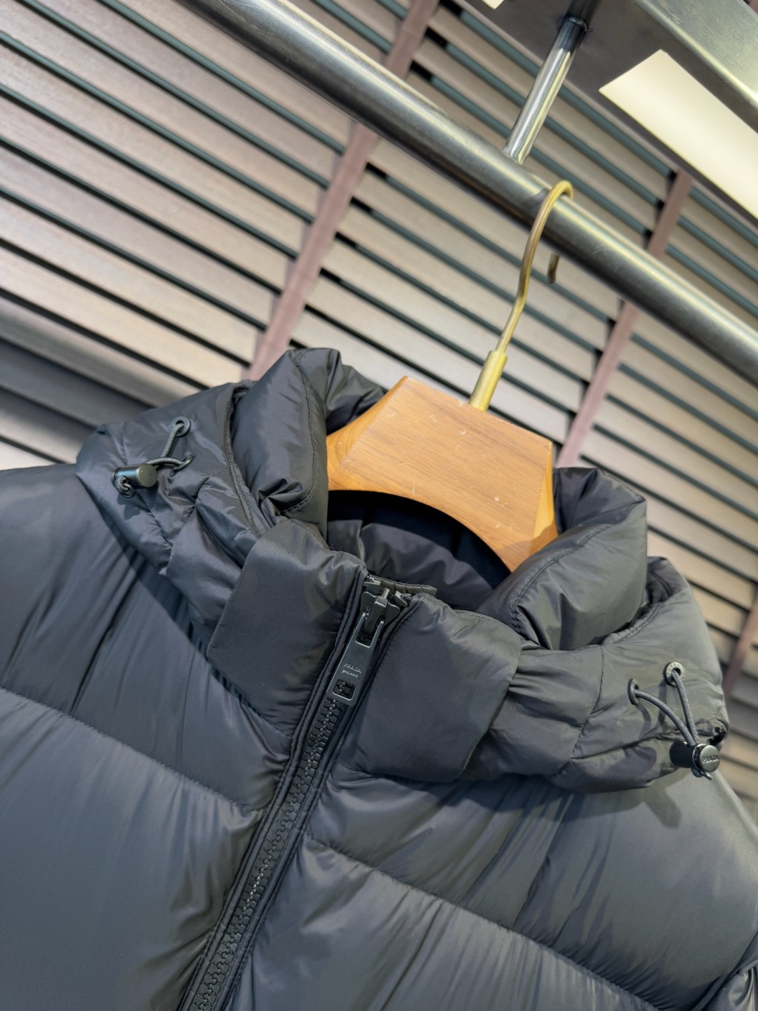 Pra&普拉哒FW2025秋冬新款立领连帽羽绒服。柜子在售款，一件难求。采用定制防风防雨面料，抗皱立挺有