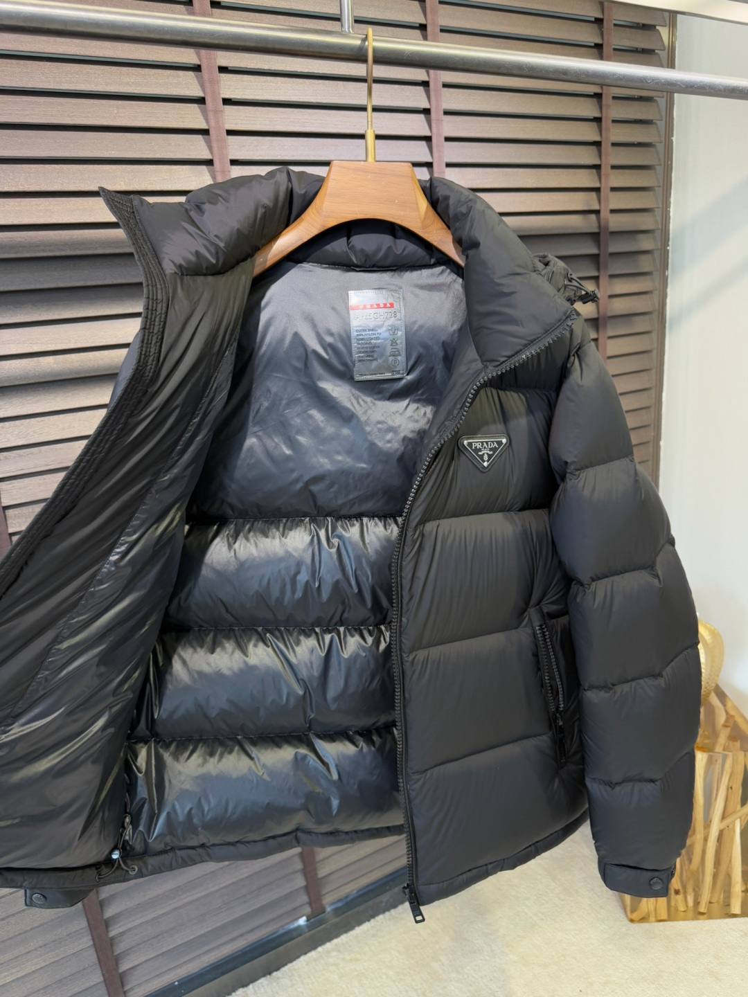 Pra&普拉哒FW2025秋冬新款立领连帽羽绒服。柜子在售款，一件难求。采用定制防风防雨面料，抗皱立挺有