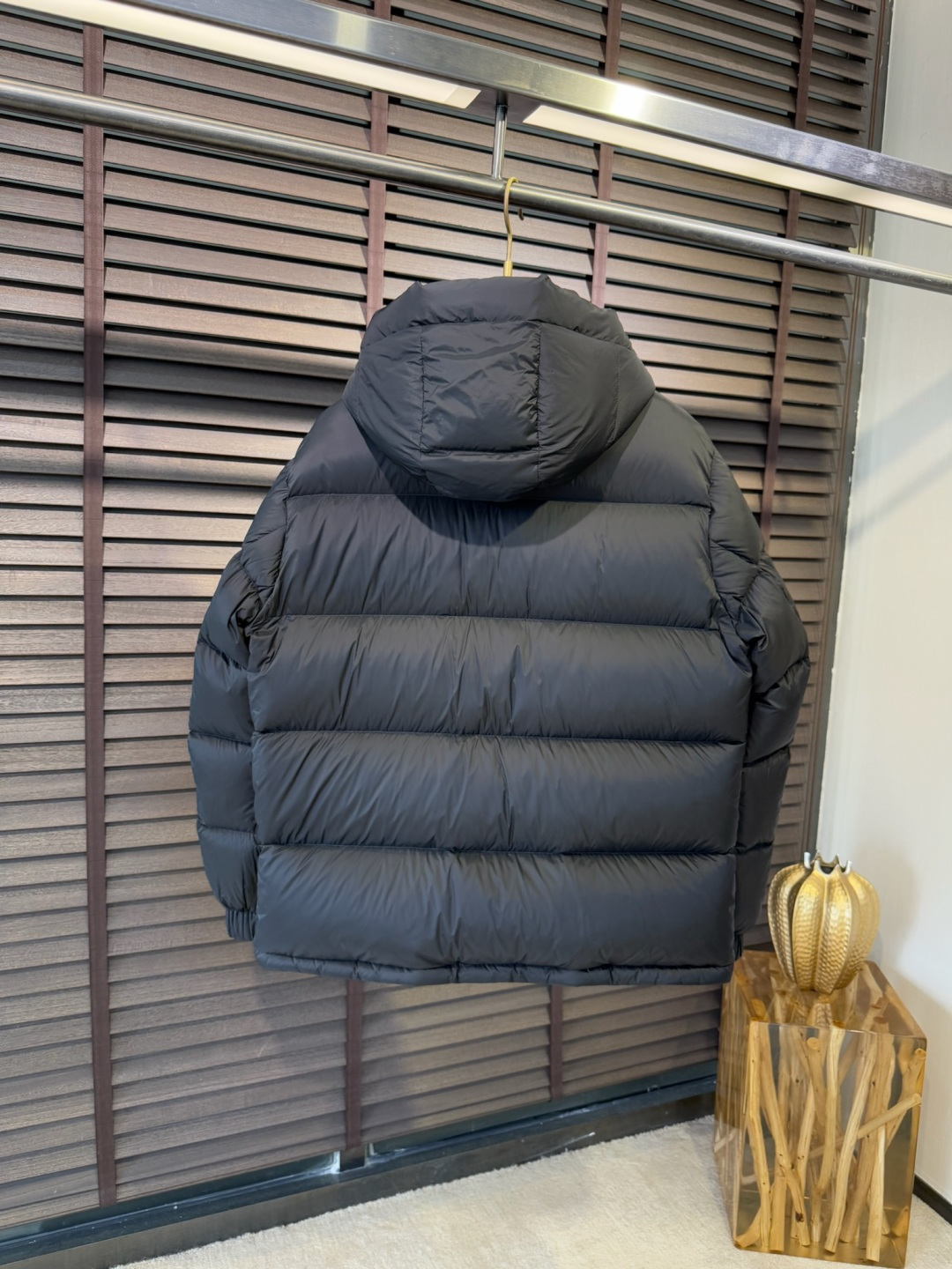 Pra&普拉哒FW2025秋冬新款立领连帽羽绒服。柜子在售款，一件难求。采用定制防风防雨面料，抗皱立挺有