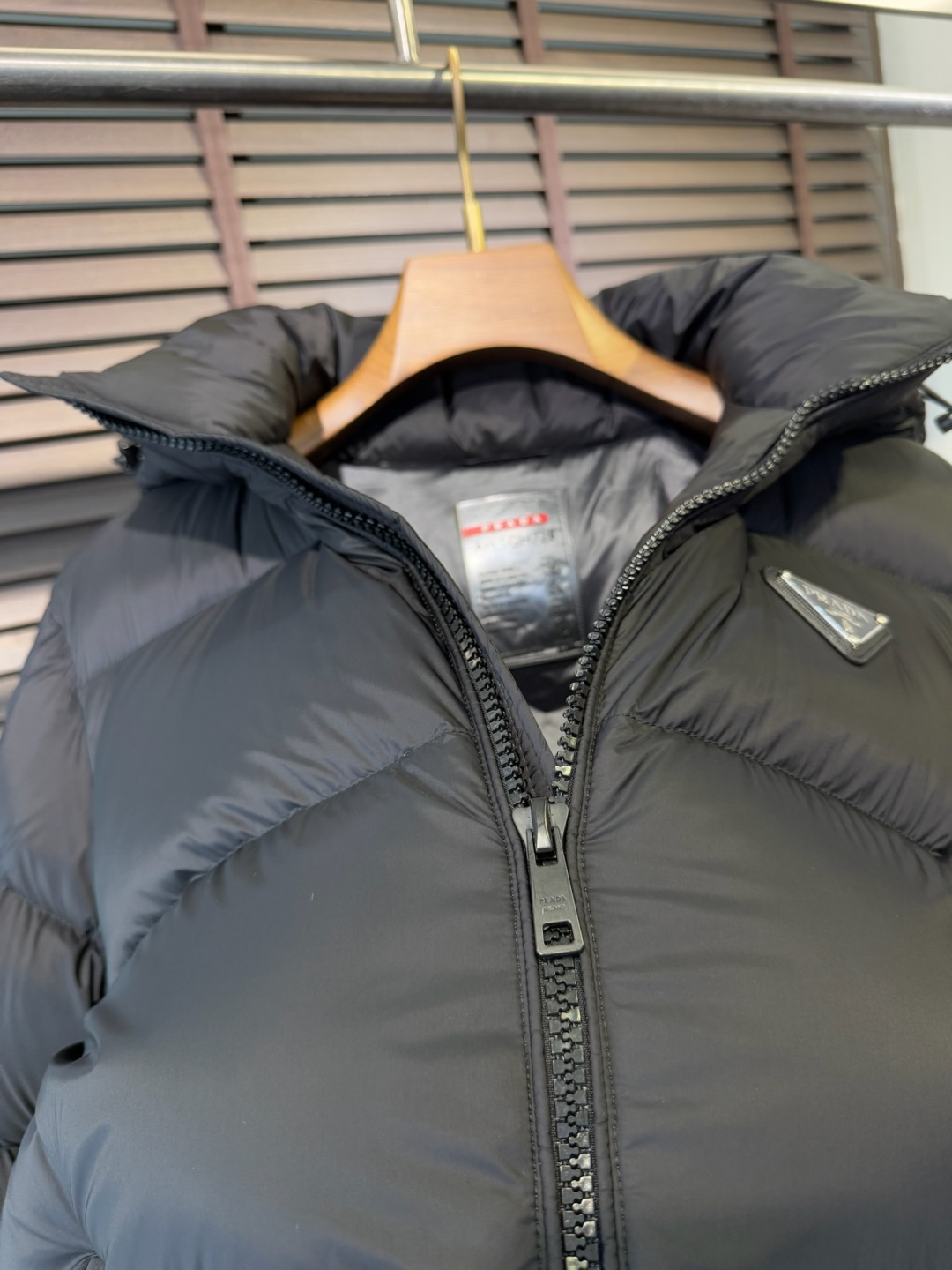 Pra&普拉哒FW2025秋冬新款立领连帽羽绒服。柜子在售款，一件难求。采用定制防风防雨面料，抗皱立挺有