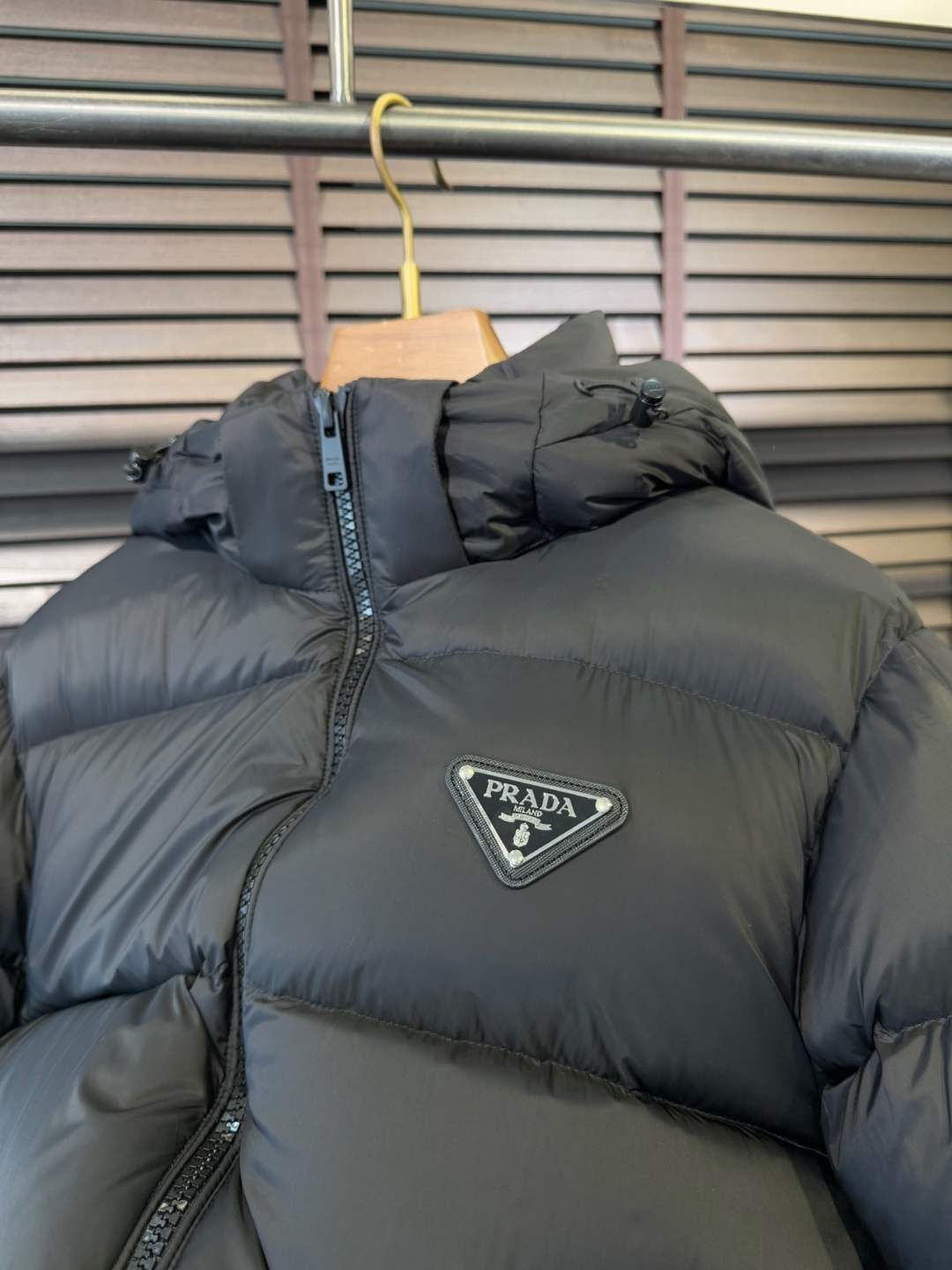 Pra&普拉哒FW2025秋冬新款立领连帽羽绒服。柜子在售款，一件难求。采用定制防风防雨面料，抗皱立挺有