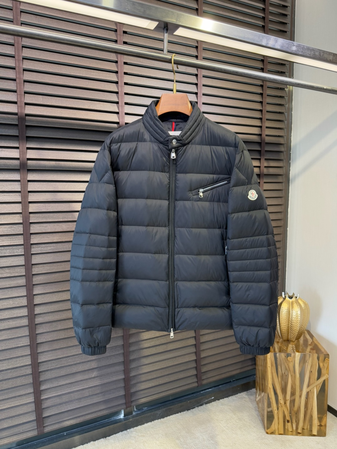 MQ&蒙👄FW2025秋冬新款羽绒服。立领设计，时尚感满满。采用定制防风防雨面料，抗皱力挺有型，不粘灰抗