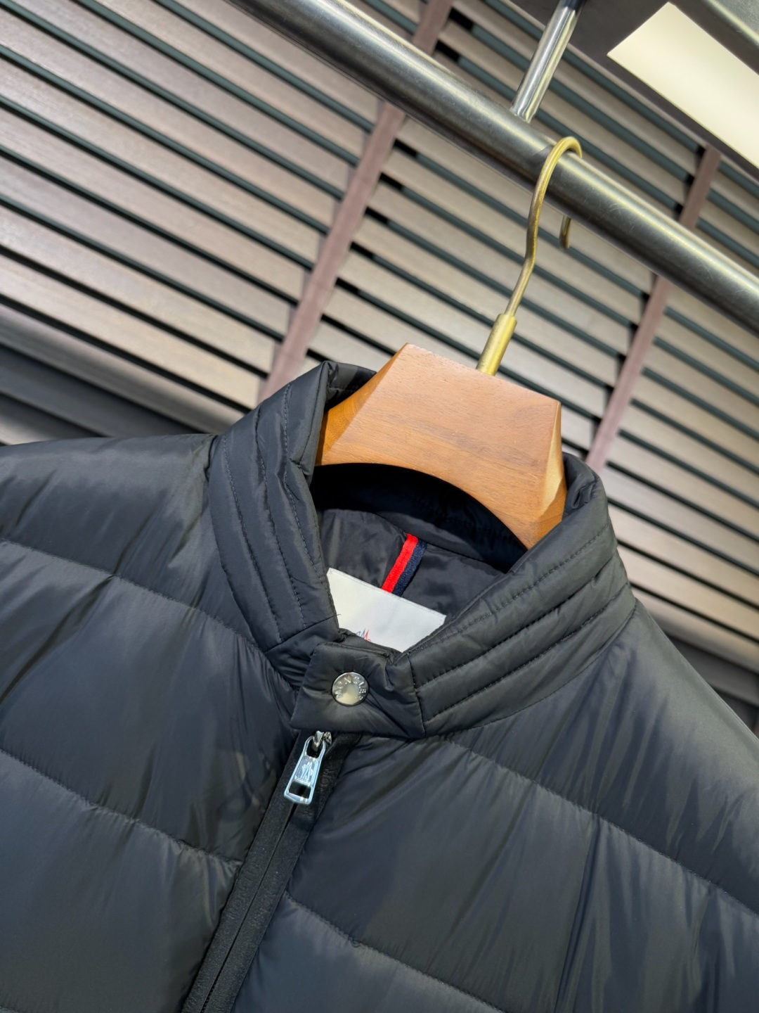 MQ&蒙👄FW2025秋冬新款羽绒服。立领设计，时尚感满满。采用定制防风防雨面料，抗皱力挺有型，不粘灰抗