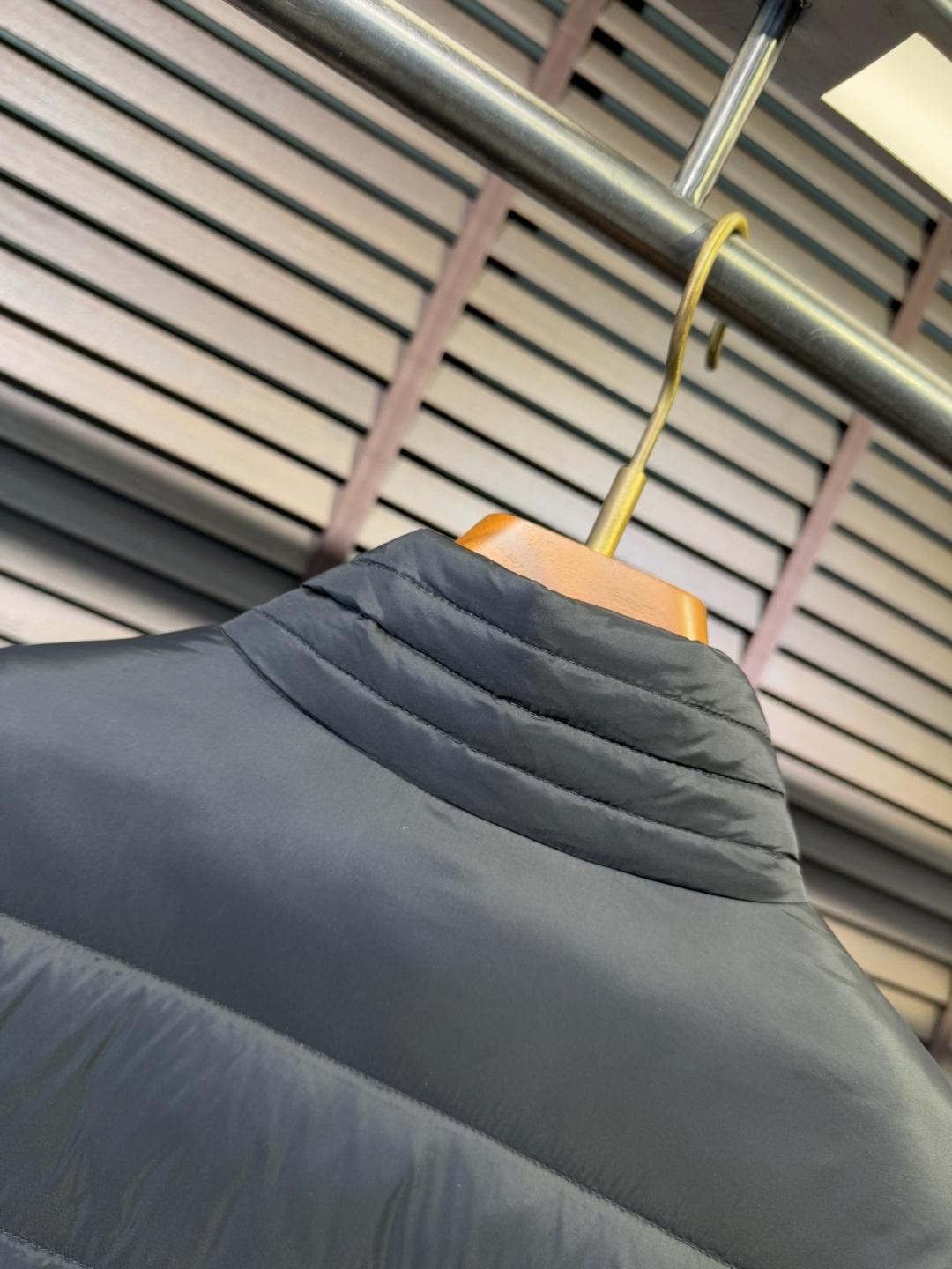 MQ&蒙👄FW2025秋冬新款羽绒服。立领设计，时尚感满满。采用定制防风防雨面料，抗皱力挺有型，不粘灰抗