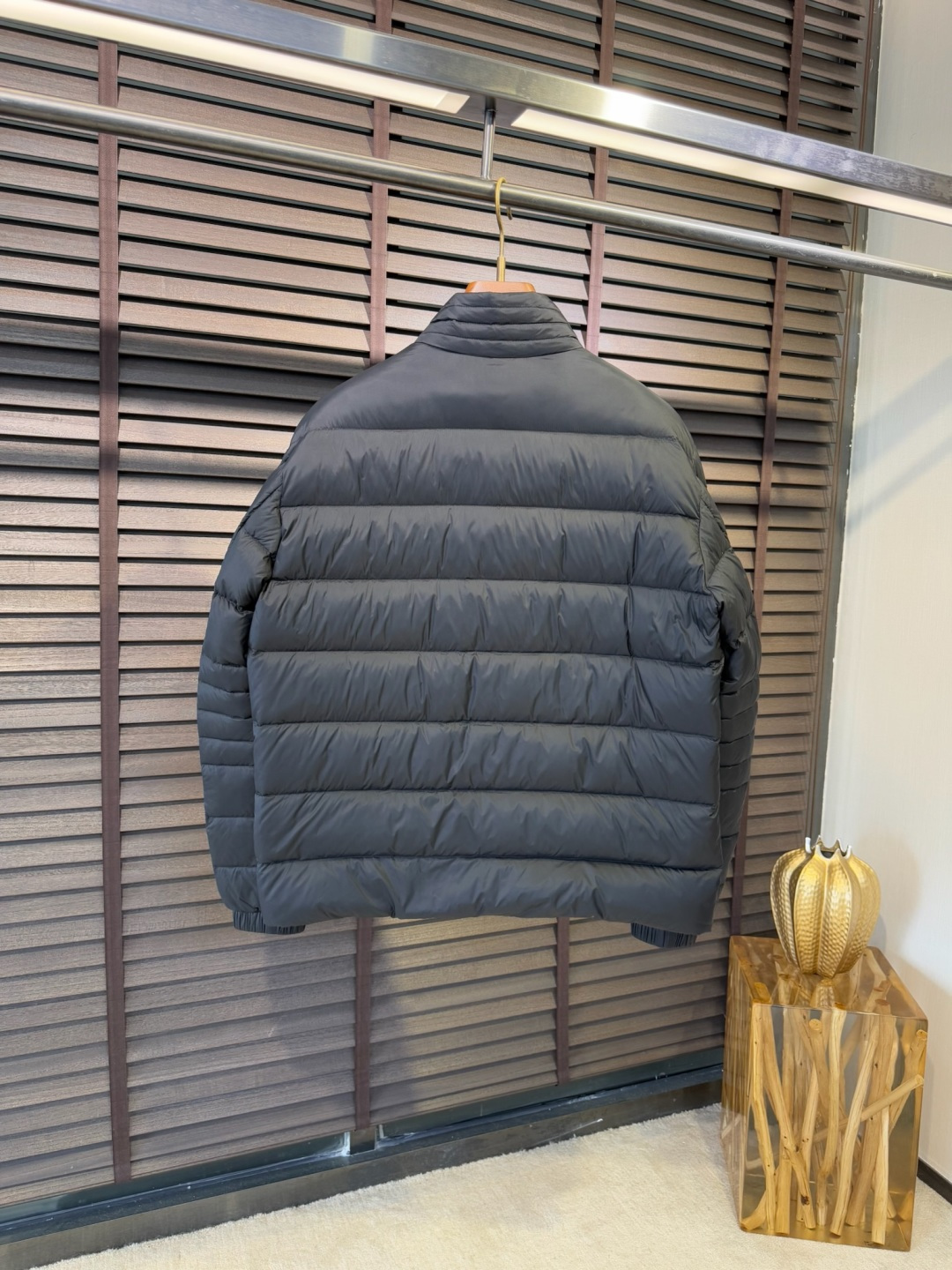 MQ&蒙👄FW2025秋冬新款羽绒服。立领设计，时尚感满满。采用定制防风防雨面料，抗皱力挺有型，不粘灰抗