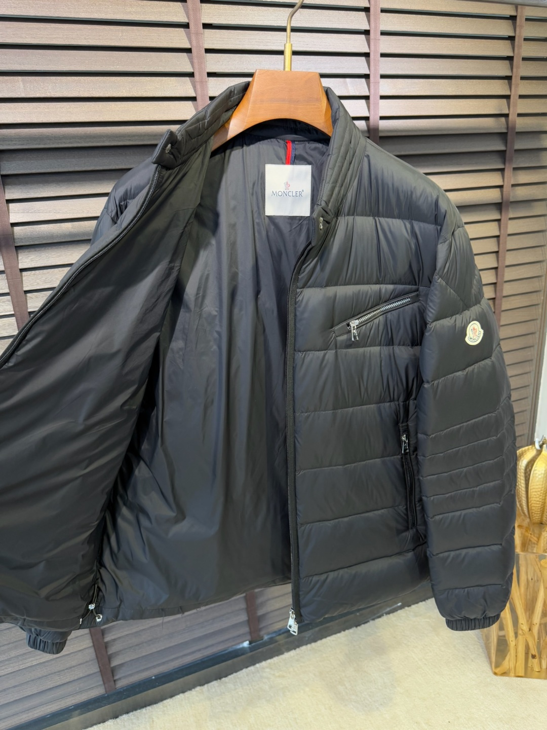 MQ&蒙👄FW2025秋冬新款羽绒服。立领设计，时尚感满满。采用定制防风防雨面料，抗皱力挺有型，不粘灰抗