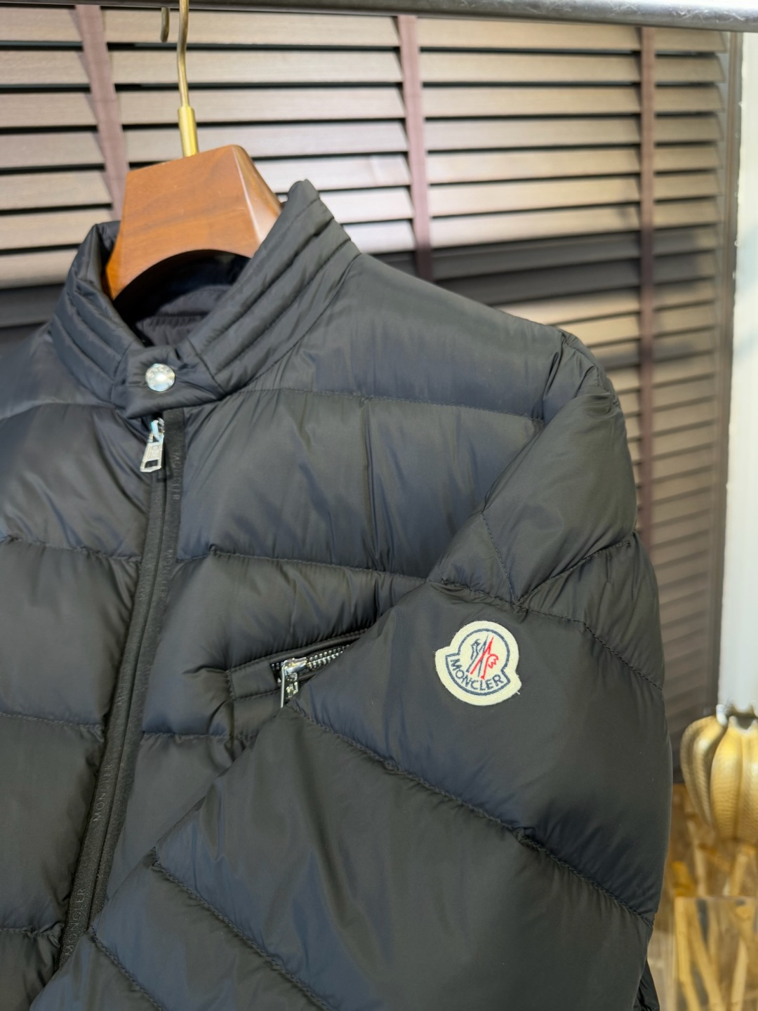 MQ&蒙👄FW2025秋冬新款羽绒服。立领设计，时尚感满满。采用定制防风防雨面料，抗皱力挺有型，不粘灰抗