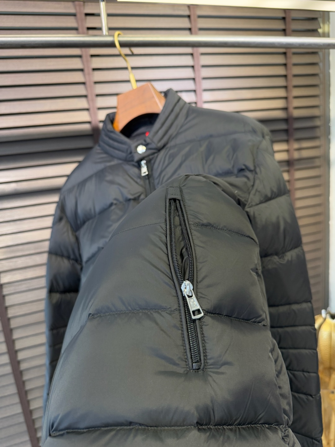 MQ&蒙👄FW2025秋冬新款羽绒服。立领设计，时尚感满满。采用定制防风防雨面料，抗皱力挺有型，不粘灰抗