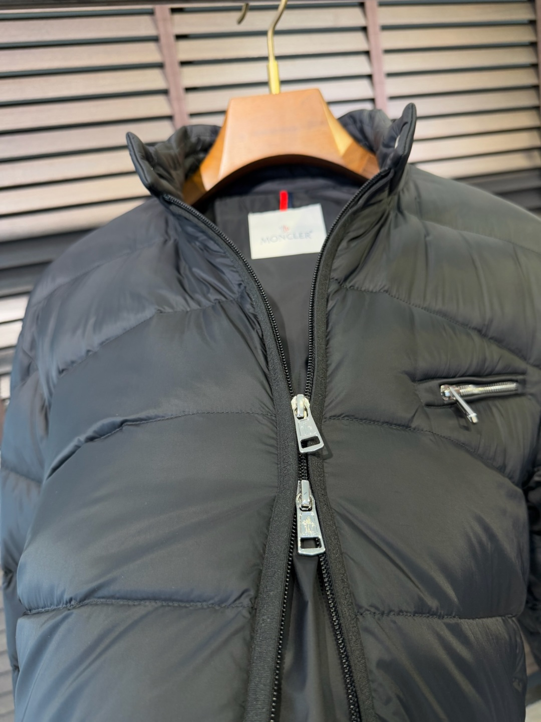 MQ&蒙👄FW2025秋冬新款羽绒服。立领设计，时尚感满满。采用定制防风防雨面料，抗皱力挺有型，不粘灰抗