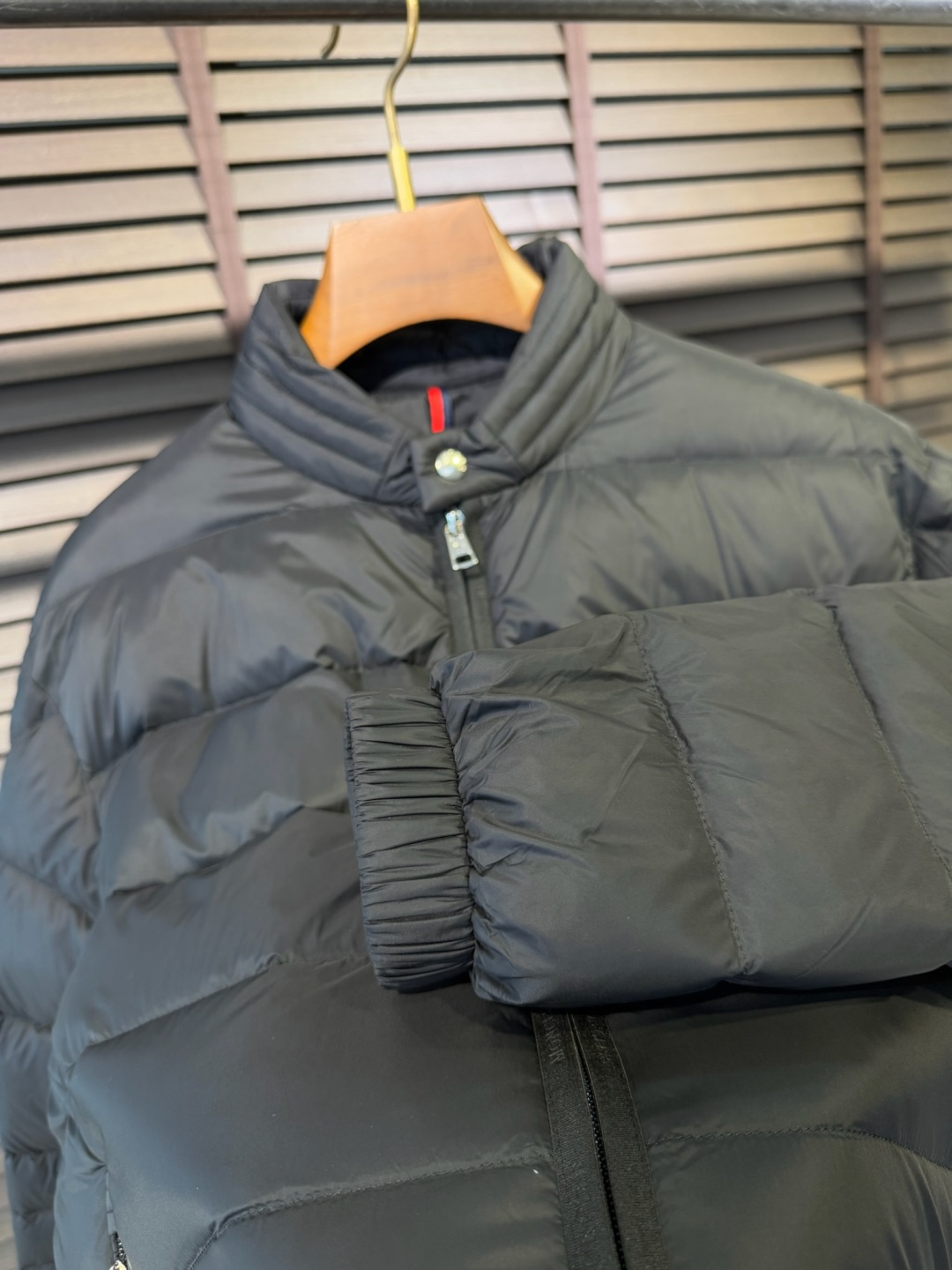 MQ&蒙👄FW2025秋冬新款羽绒服。立领设计，时尚感满满。采用定制防风防雨面料，抗皱力挺有型，不粘灰抗