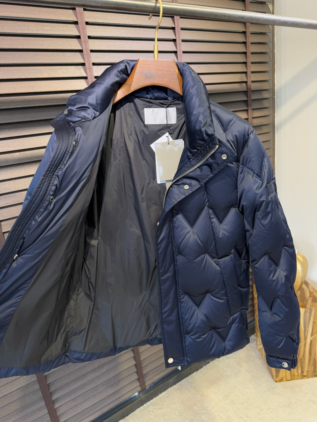 Dio&迪🦞FW2025新款立领羽绒服。柜子最新款，一件难求。采用定制防风防雨面料，软糯亲肤，抗皱不粘灰