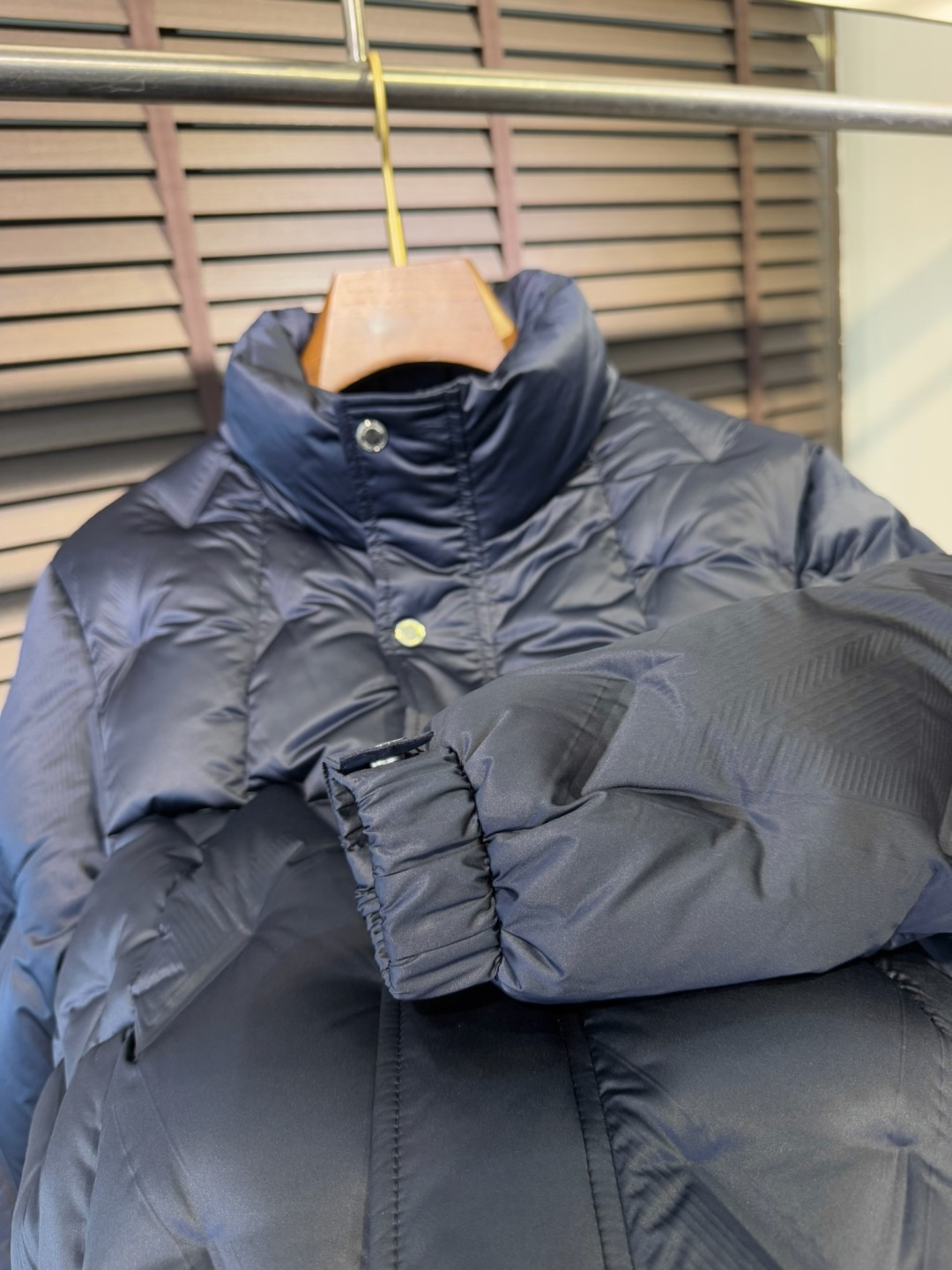 Dio&迪🦞FW2025新款立领羽绒服。柜子最新款，一件难求。采用定制防风防雨面料，软糯亲肤，抗皱不粘灰