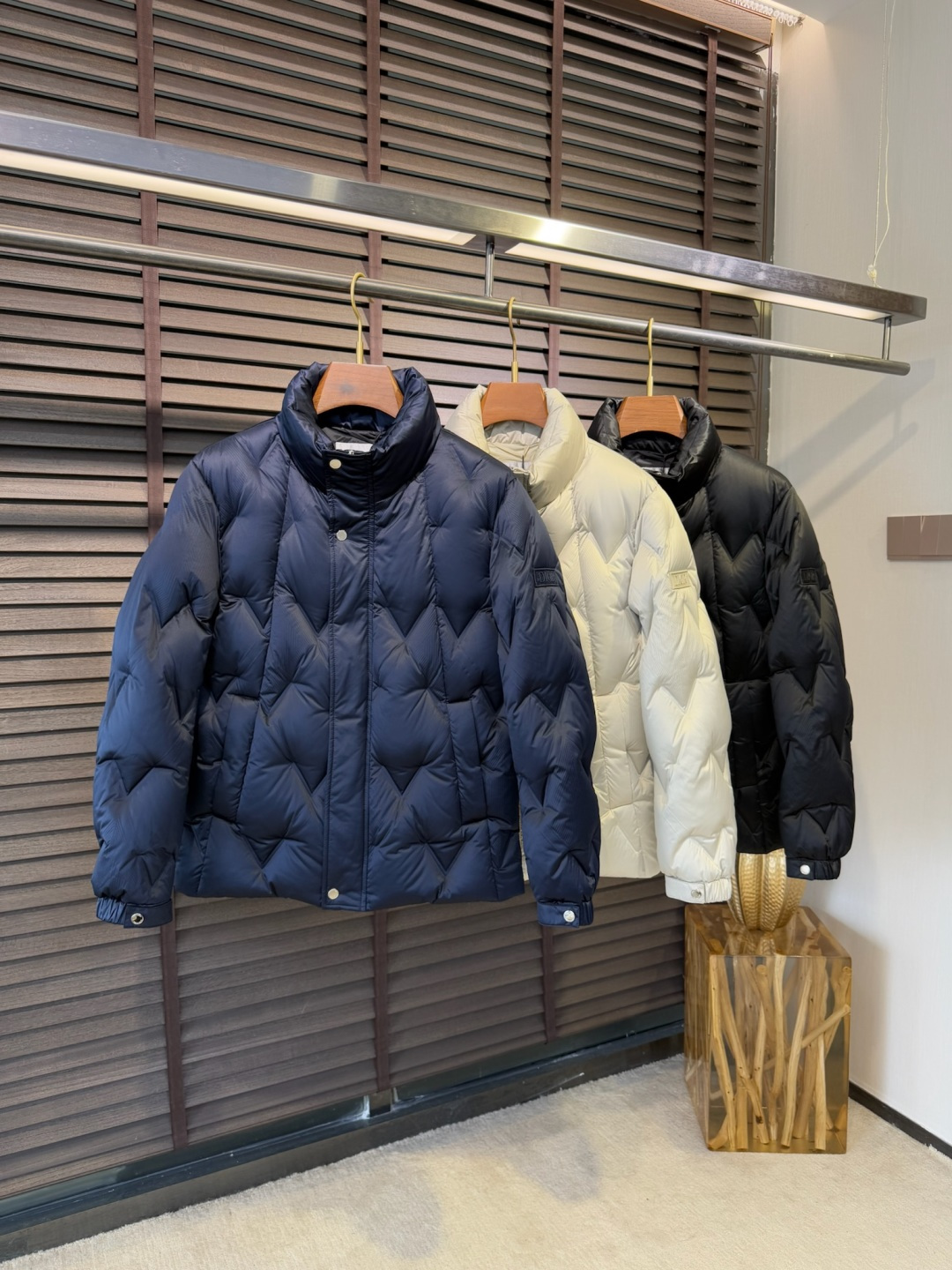 Dio&迪🦞FW2025新款立领羽绒服。柜子最新款，一件难求。采用定制防风防雨面料，软糯亲肤，抗皱不粘灰