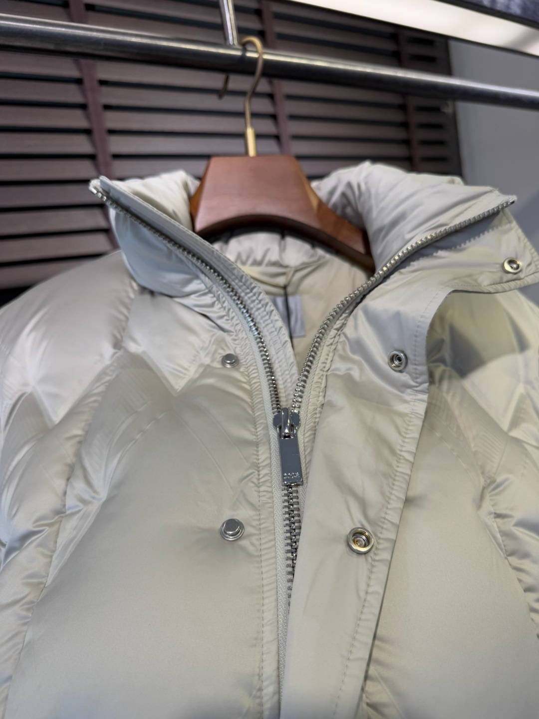 Dio&迪🦞FW2025新款立领羽绒服。柜子最新款，一件难求。采用定制防风防雨面料，软糯亲肤，抗皱不粘灰