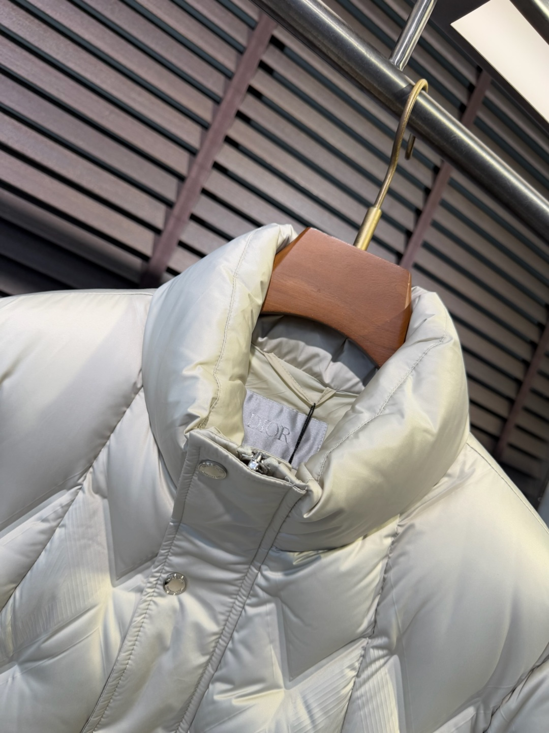 Dio&迪🦞FW2025新款立领羽绒服。柜子最新款，一件难求。采用定制防风防雨面料，软糯亲肤，抗皱不粘灰