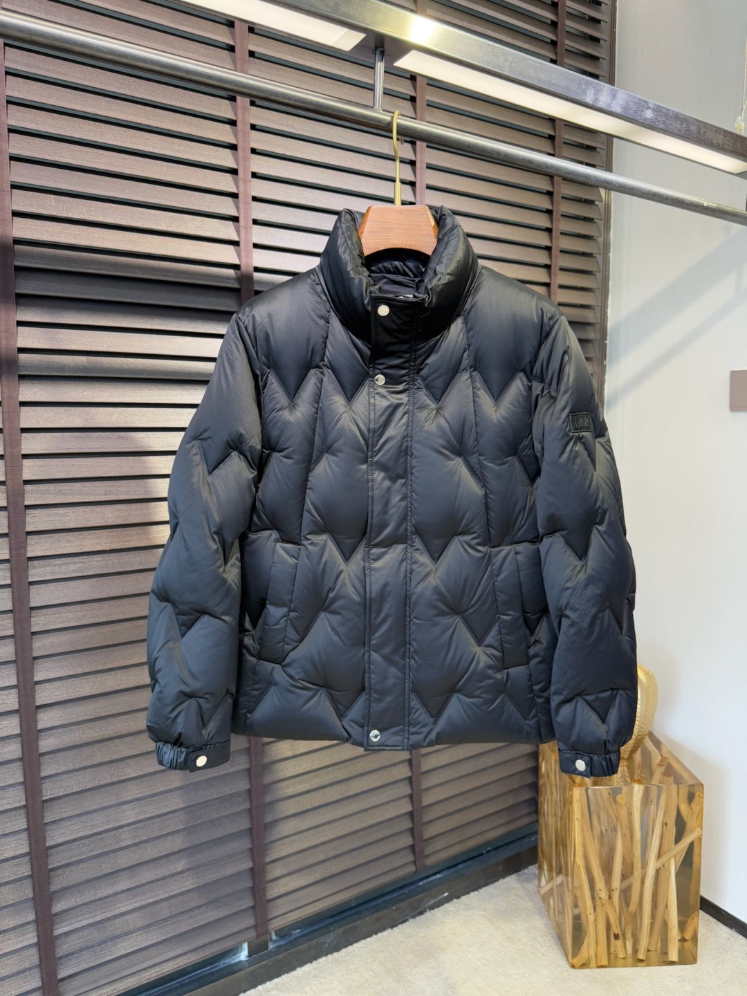 Dio&迪🦞FW2025新款立领羽绒服。柜子最新款，一件难求。采用定制防风防雨面料，软糯亲肤，抗皱不粘灰