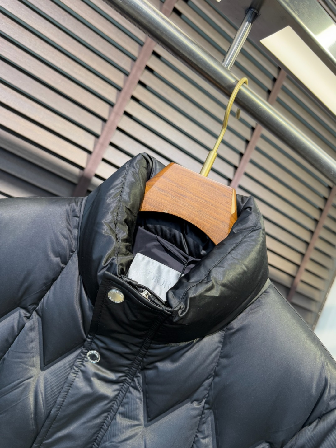 Dio&迪🦞FW2025新款立领羽绒服。柜子最新款，一件难求。采用定制防风防雨面料，软糯亲肤，抗皱不粘灰