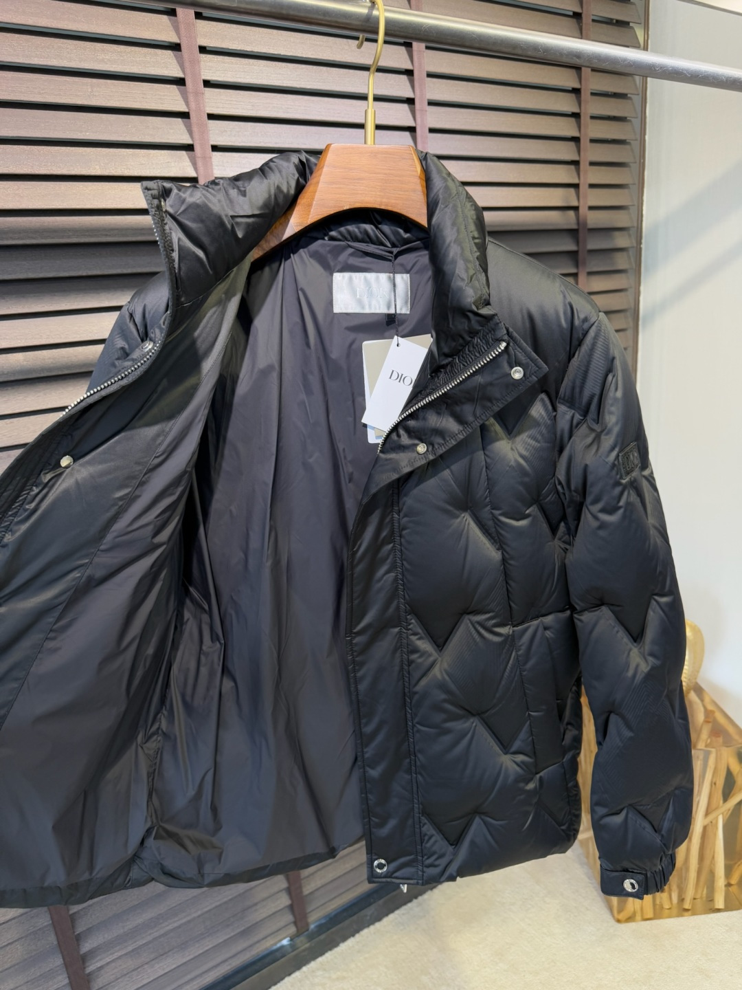 Dio&迪🦞FW2025新款立领羽绒服。柜子最新款，一件难求。采用定制防风防雨面料，软糯亲肤，抗皱不粘灰