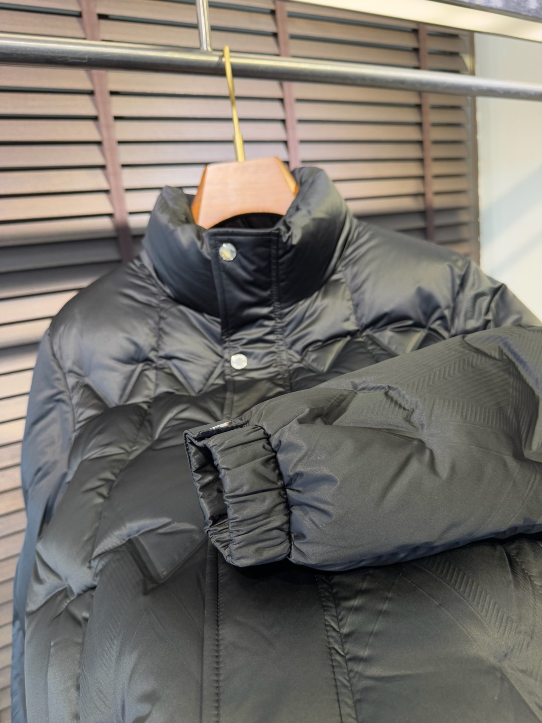 Dio&迪🦞FW2025新款立领羽绒服。柜子最新款，一件难求。采用定制防风防雨面料，软糯亲肤，抗皱不粘灰