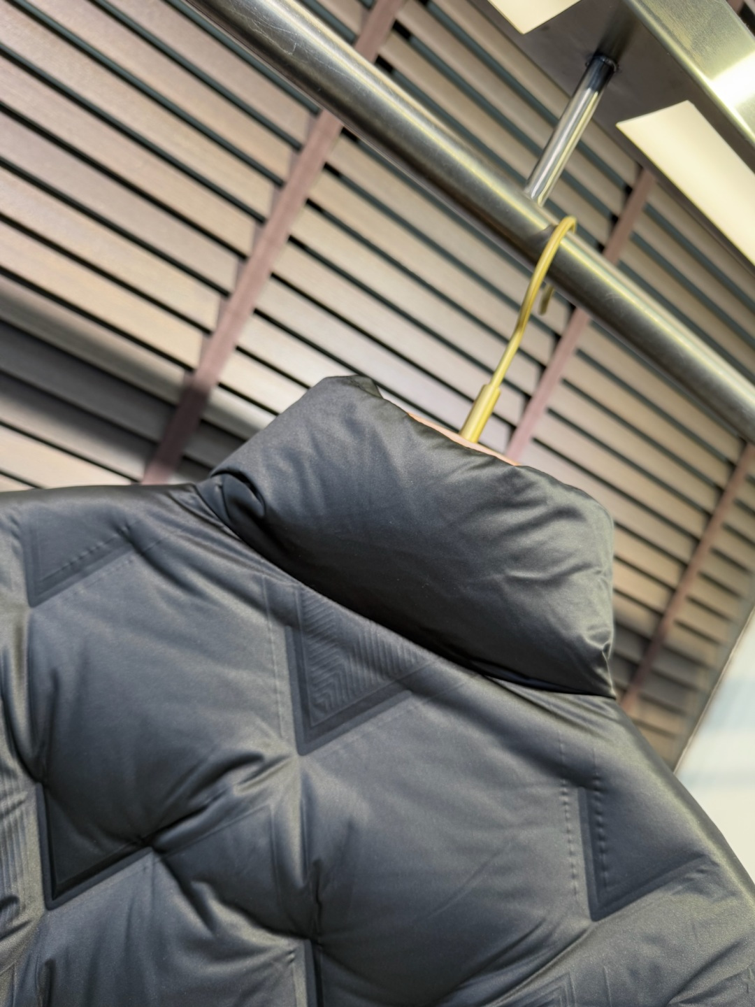 Dio&迪🦞FW2025新款立领羽绒服。柜子最新款，一件难求。采用定制防风防雨面料，软糯亲肤，抗皱不粘灰