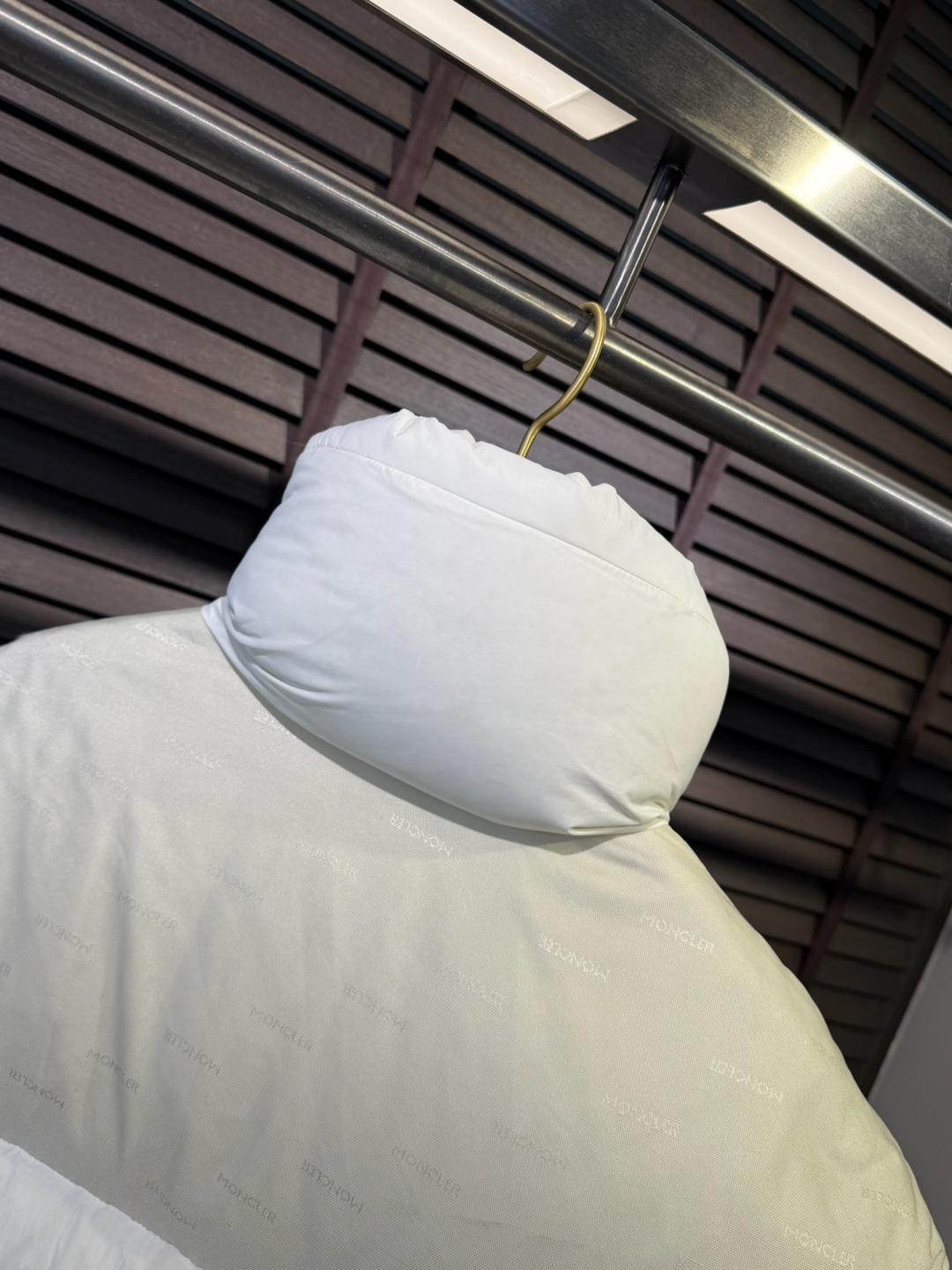 MQ&蒙👄FW2025新款长款羽绒服。男女均可穿，连帽可拆帽长款设计，适合凹各种造型；采用定制防风防雨面