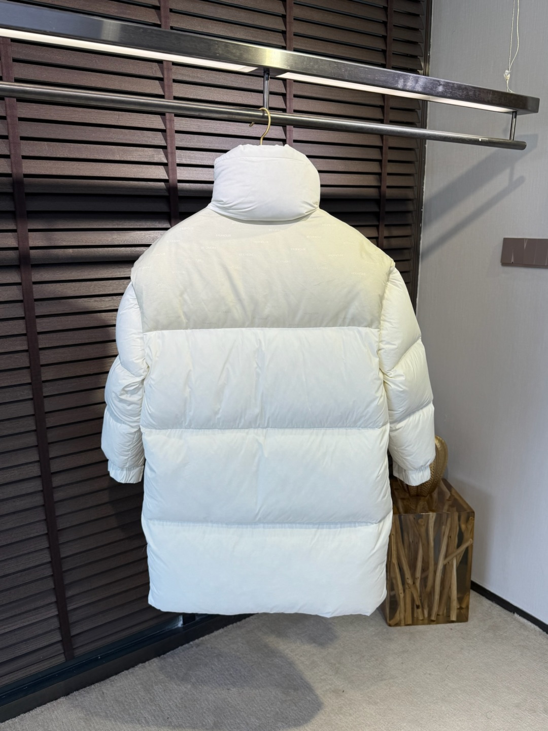 MQ&蒙👄FW2025新款长款羽绒服。男女均可穿，连帽可拆帽长款设计，适合凹各种造型；采用定制防风防雨面