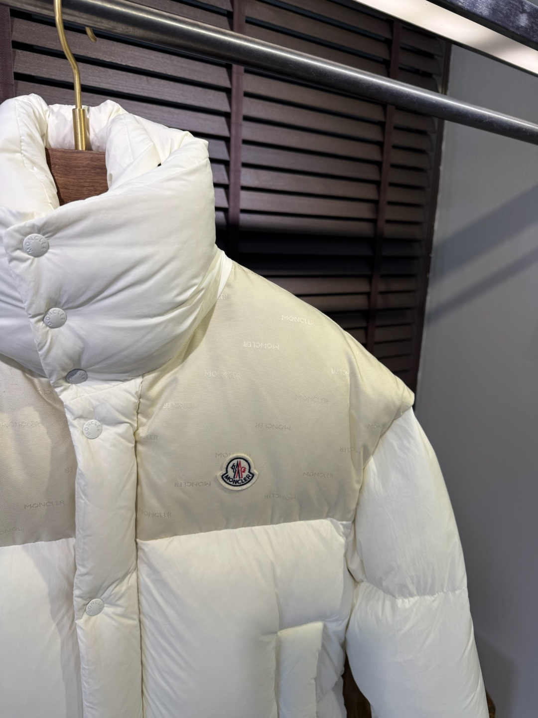 MQ&蒙👄FW2025新款长款羽绒服。男女均可穿，连帽可拆帽长款设计，适合凹各种造型；采用定制防风防雨面