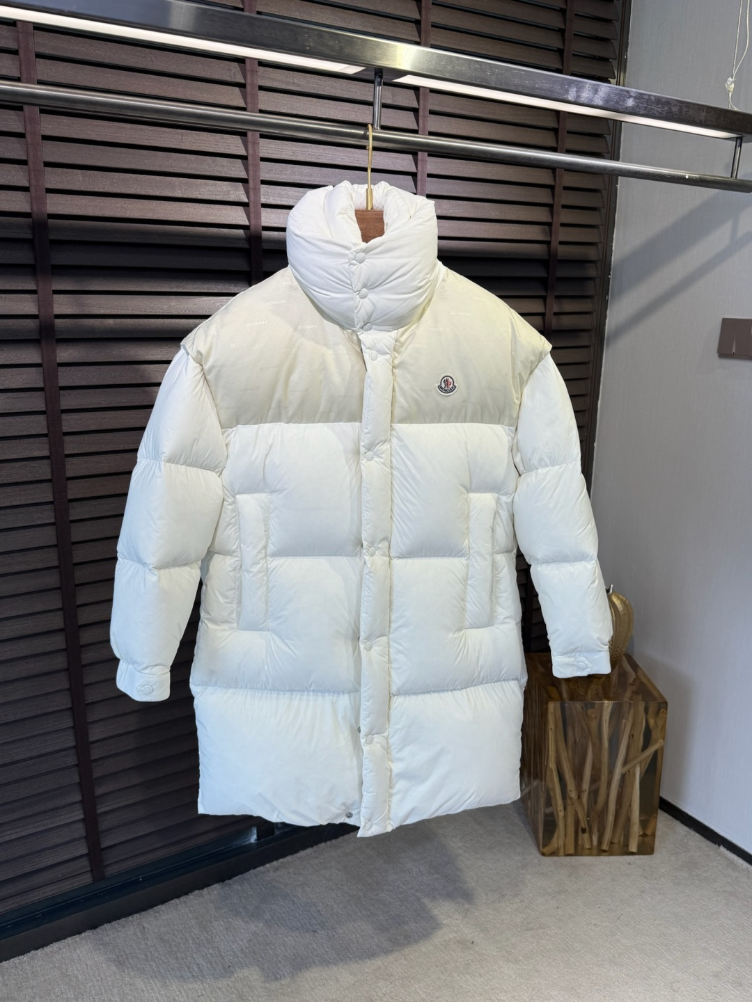 MQ&蒙👄FW2025新款长款羽绒服。男女均可穿，连帽可拆帽长款设计，适合凹各种造型；采用定制防风防雨面