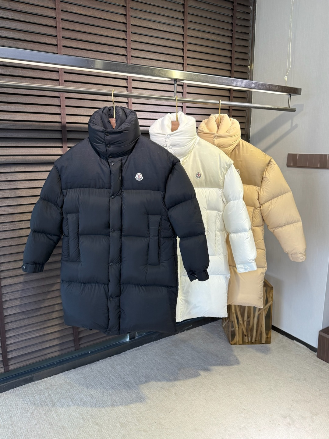 MQ&蒙👄FW2025新款长款羽绒服。男女均可穿，连帽可拆帽长款设计，适合凹各种造型；采用定制防风防雨面